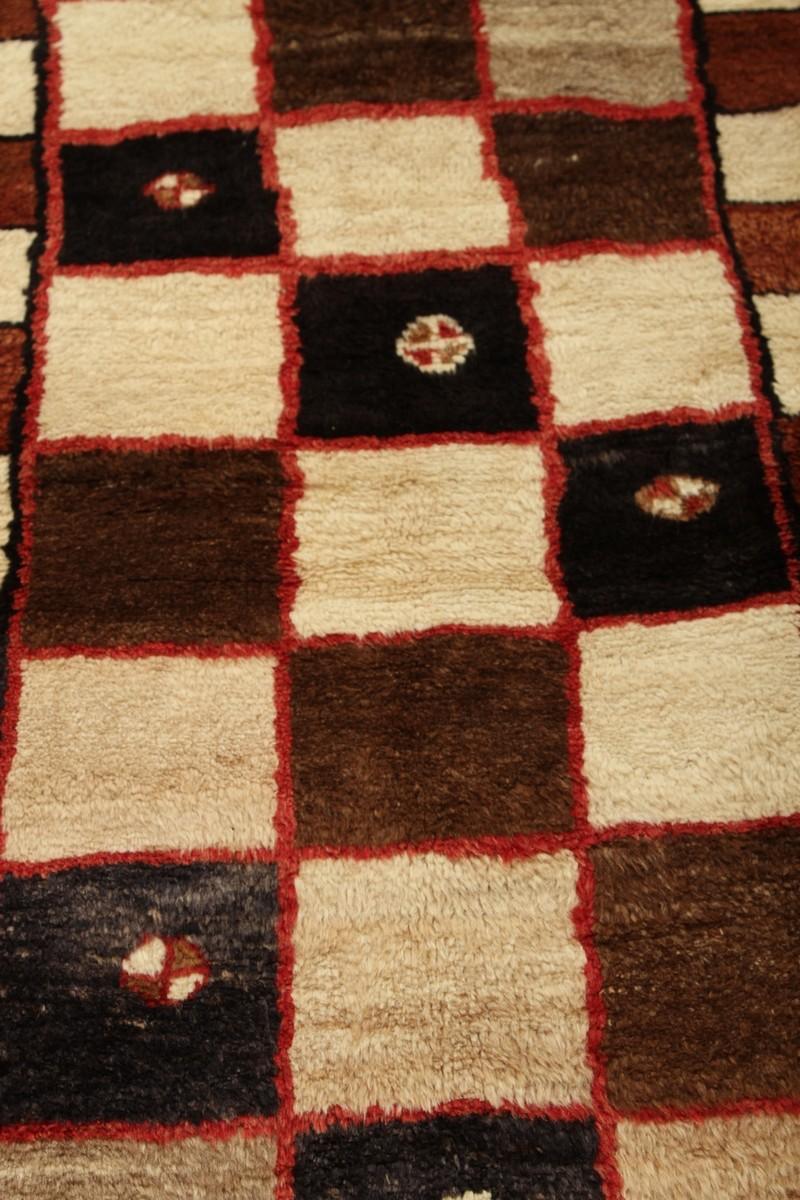 Handgeknüpfter Gabbeh-Teppich aus der Mitte des Jahrhunderts mit geometrischem Muster von Teppich & Kelim (Mitte des 20. Jahrhunderts) im Angebot