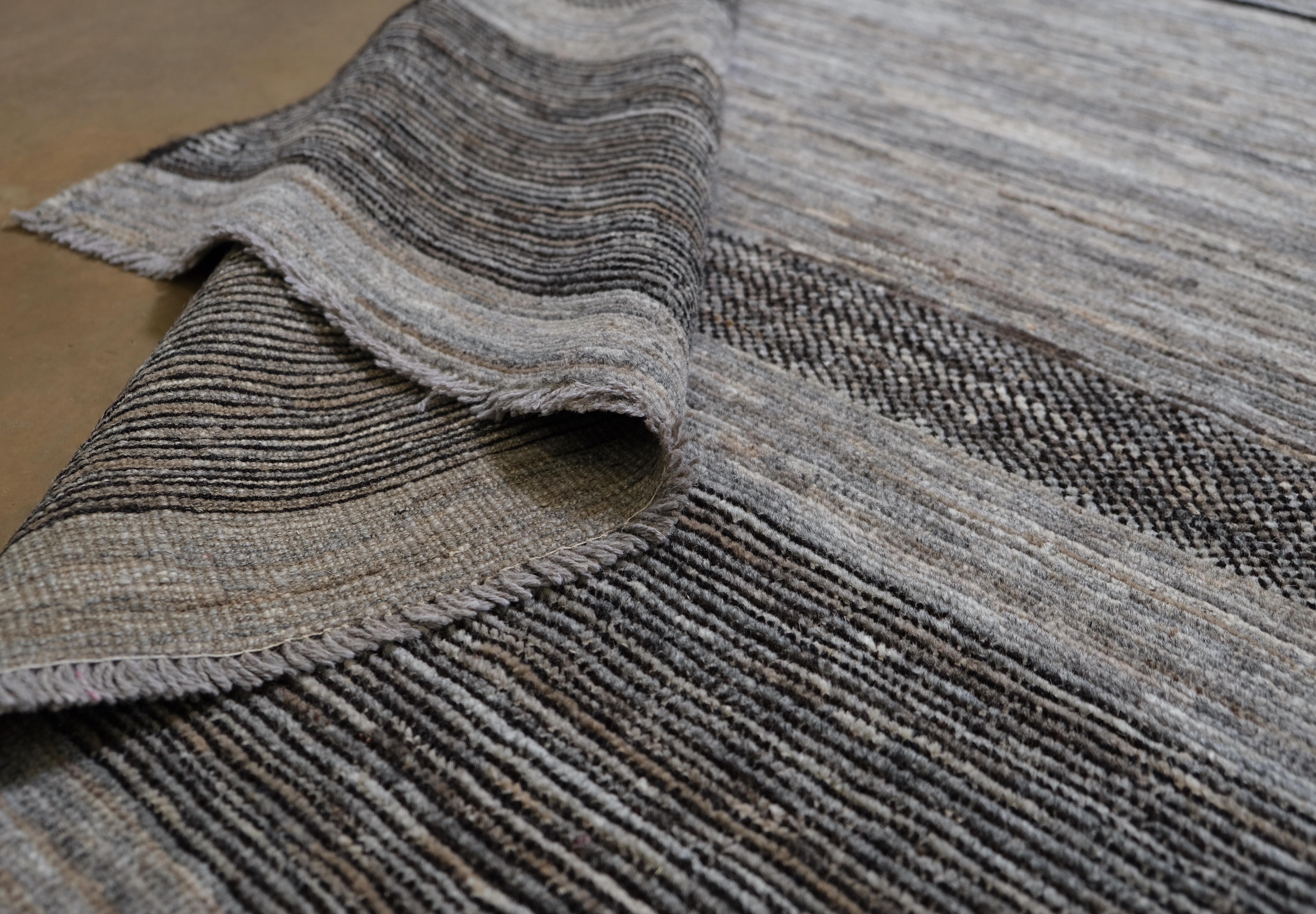 Afghan Tapis de laine texturé noué à la main à motif minimaliste 13'8''x20' en vente