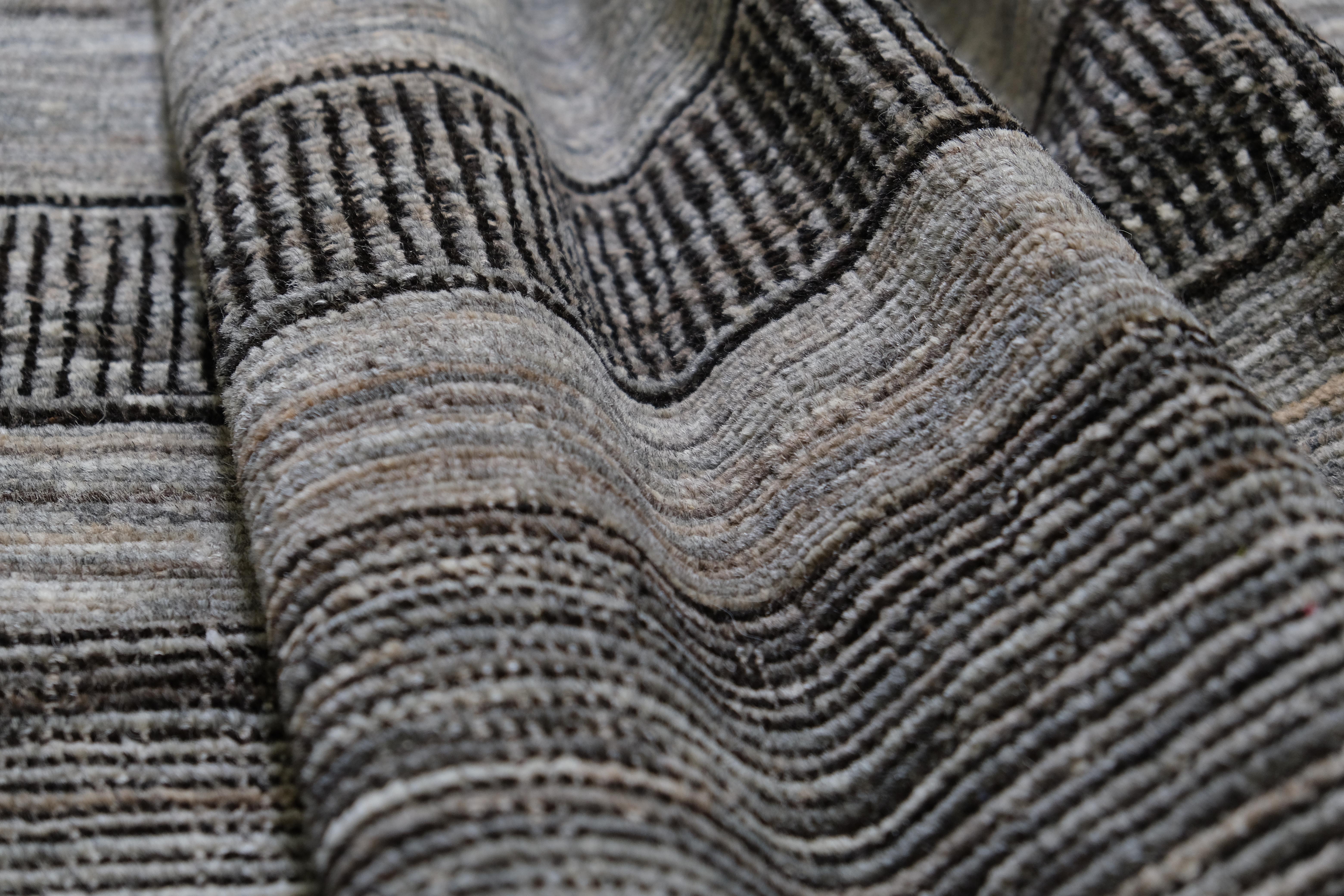 Noué à la main Tapis de laine texturé noué à la main à motif minimaliste 13'8''x20' en vente