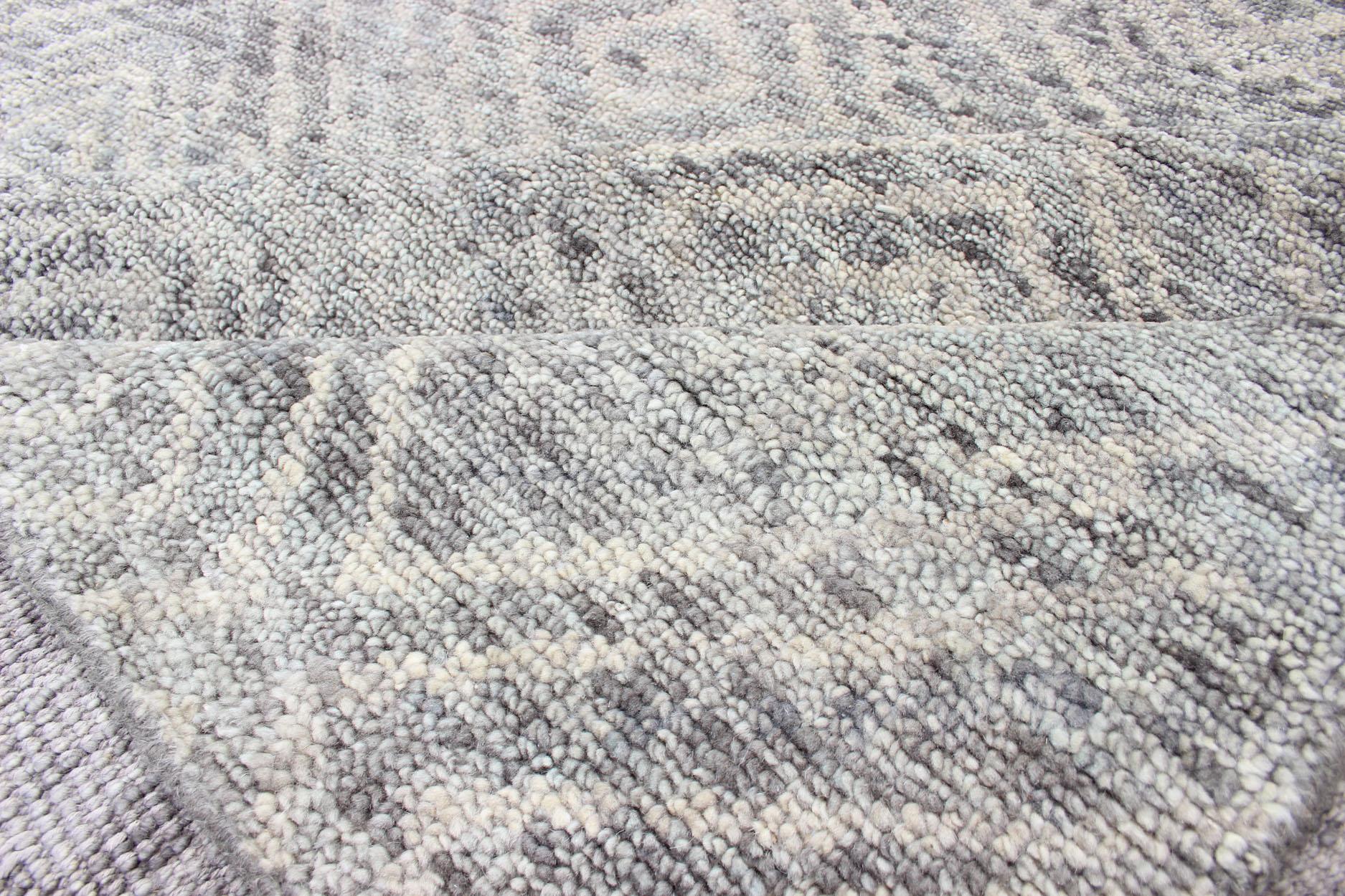 Handgeknüpfter moderner Teppich im Diamantdesign in Grau-Grün von Keivan Woven Arts im Angebot 7