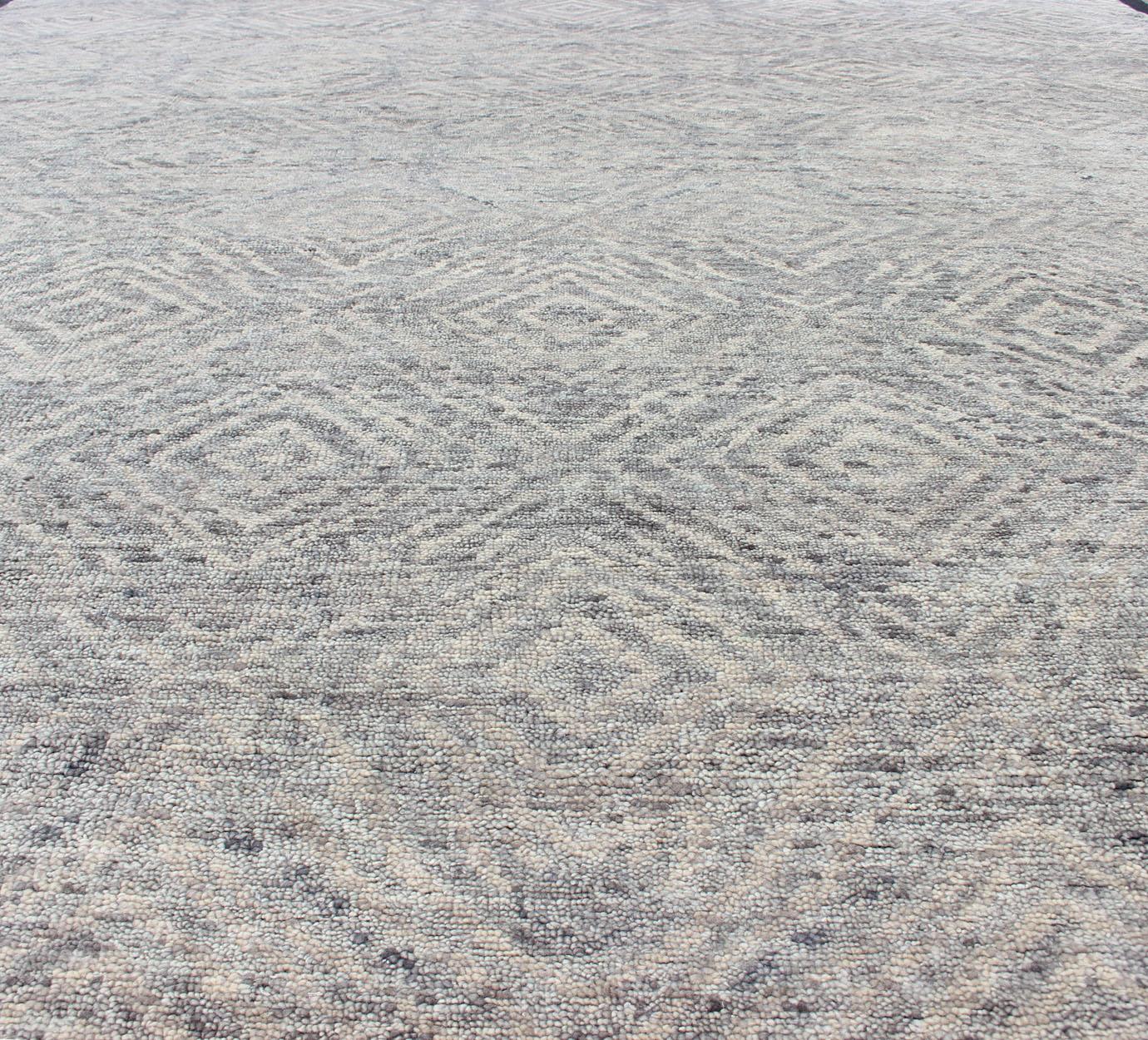 Handgeknüpfter moderner Teppich im Diamantdesign in Grau-Grün von Keivan Woven Arts (Indisch) im Angebot