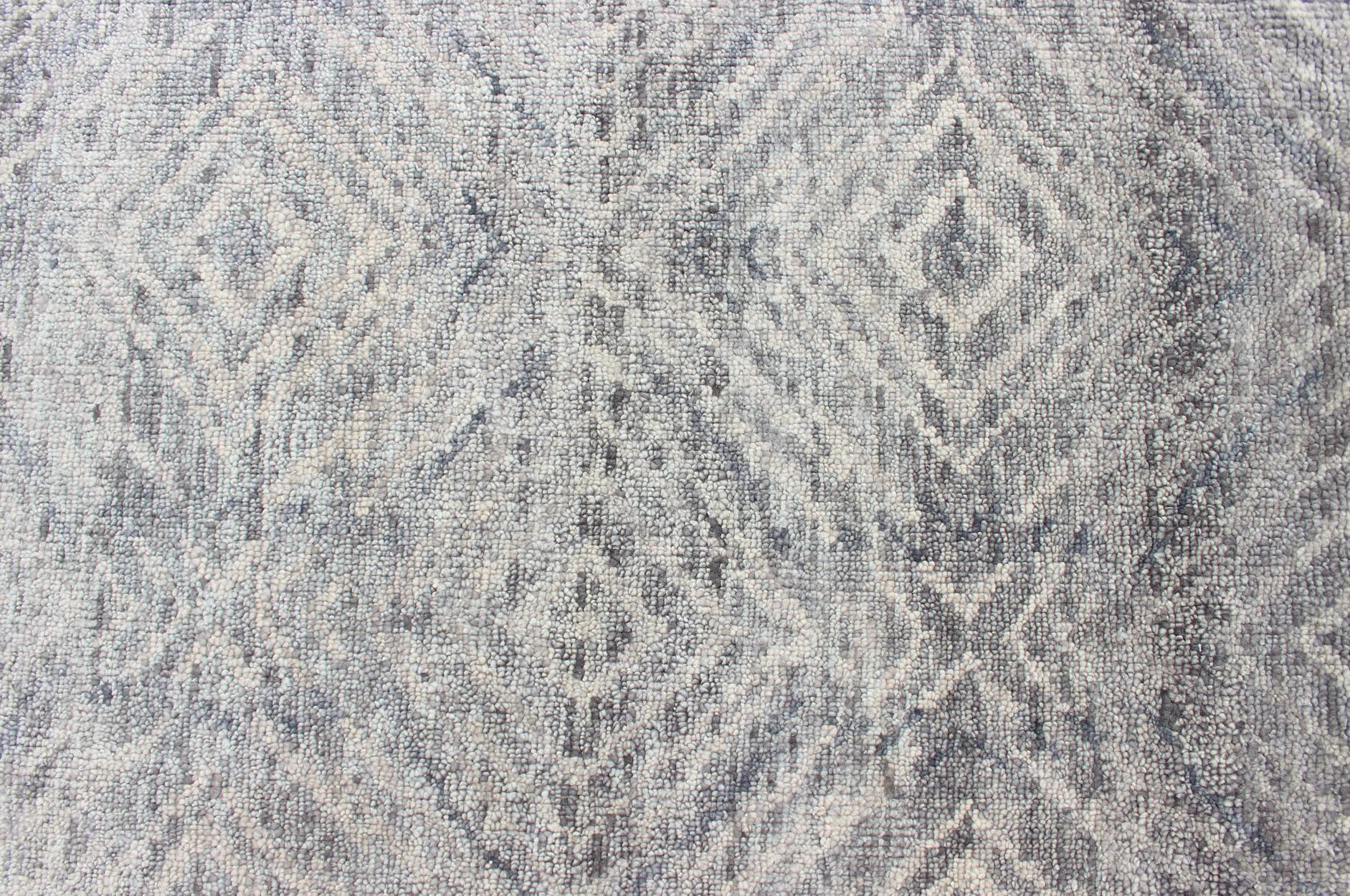 Handgeknüpfter moderner Teppich im Diamantdesign in Grau-Grün von Keivan Woven Arts (21. Jahrhundert und zeitgenössisch) im Angebot
