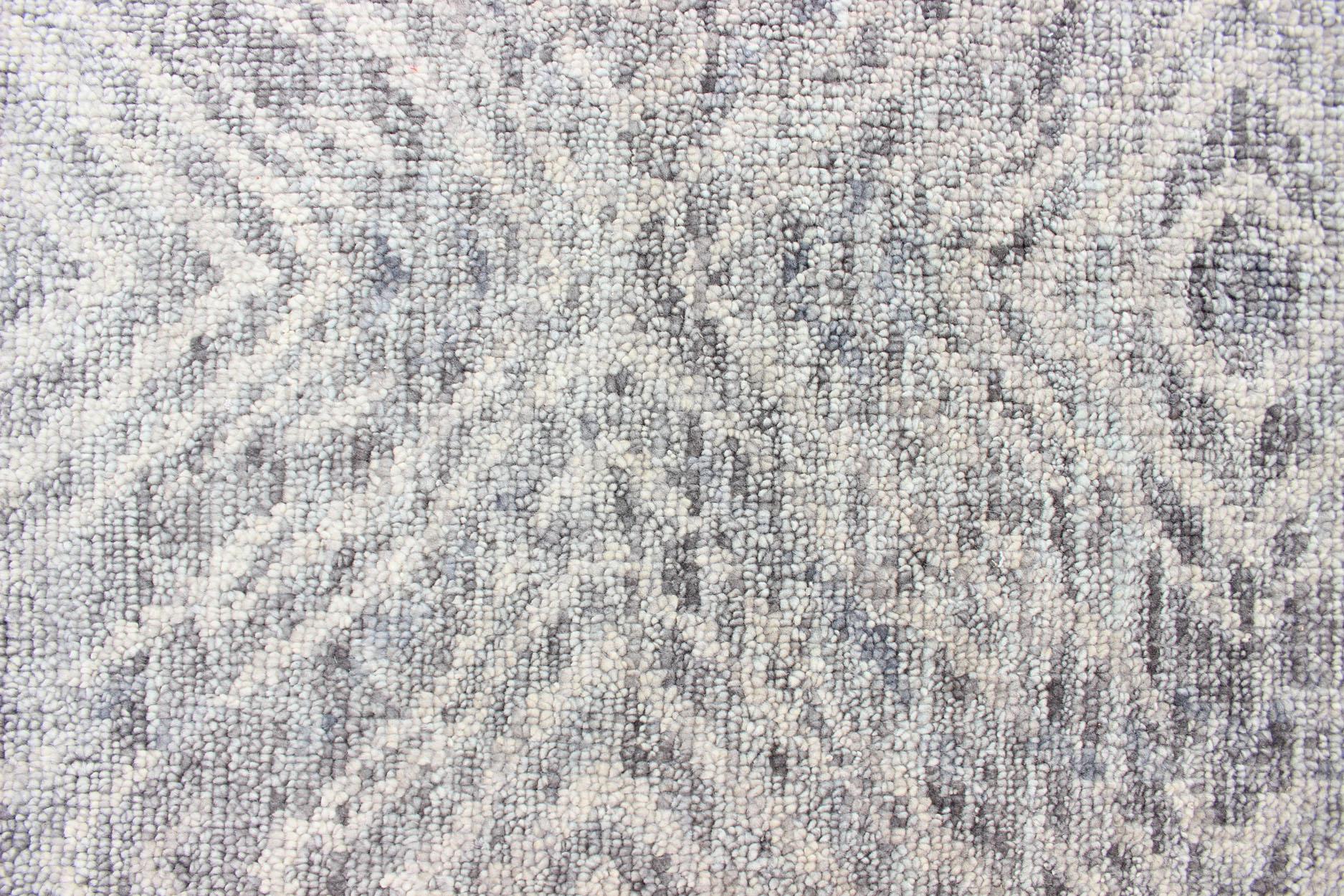 Handgeknüpfter moderner Teppich im Diamantdesign in Grau-Grün von Keivan Woven Arts (Wolle) im Angebot