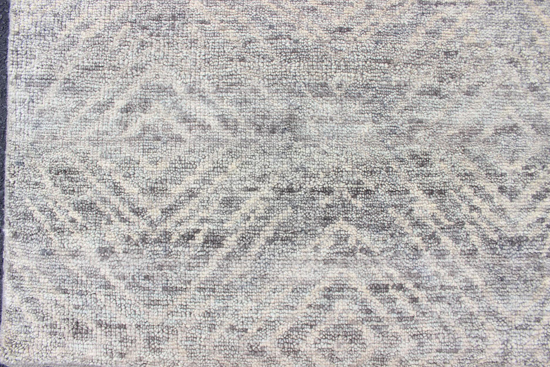 Handgeknüpfter moderner Teppich im Diamantdesign in Grau-Grün von Keivan Woven Arts im Angebot 1