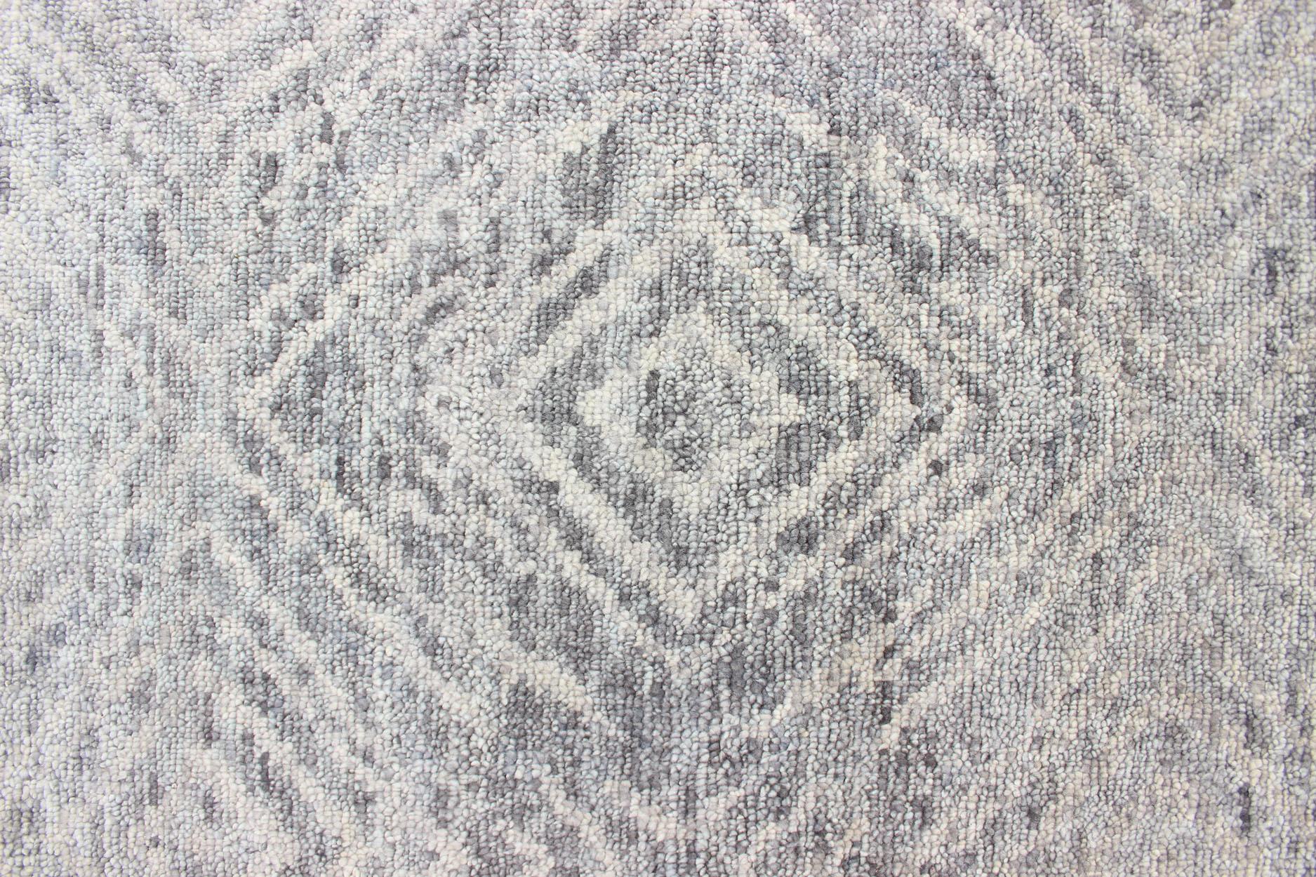 Handgeknüpfter moderner Teppich im Diamantdesign in Grau-Grün von Keivan Woven Arts im Angebot 2