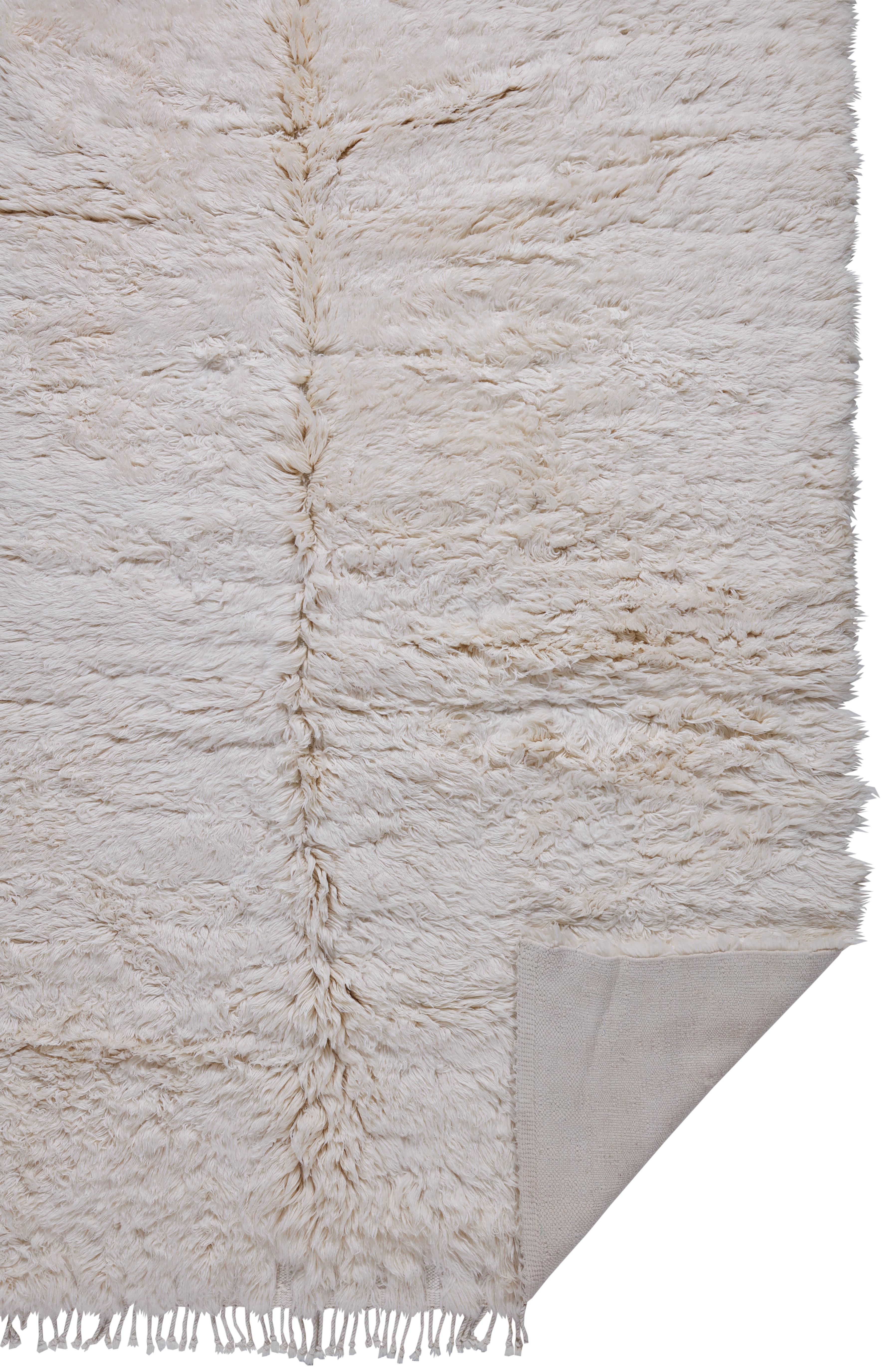 Alfombra Marroquí Moderna Anudada a Mano en Lana Marfil con Textura Shag en venta 4