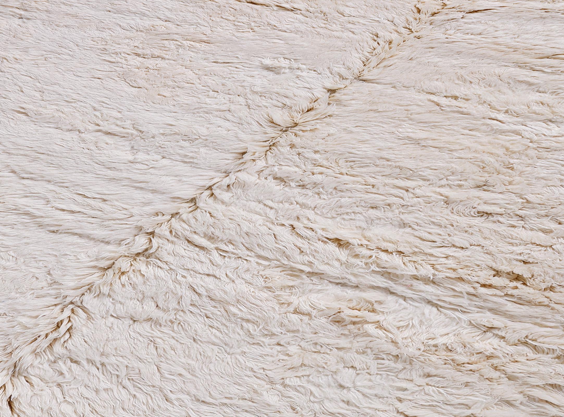 Introduce una textura atemporal y una calidez natural en cualquier espacio con esta nueva alfombra marroquí, anudada a mano con lana de la mejor calidad. Hecha a mano por artesanos expertos, esta pieza ofrece un tacto lujoso y afelpado bajo los pies