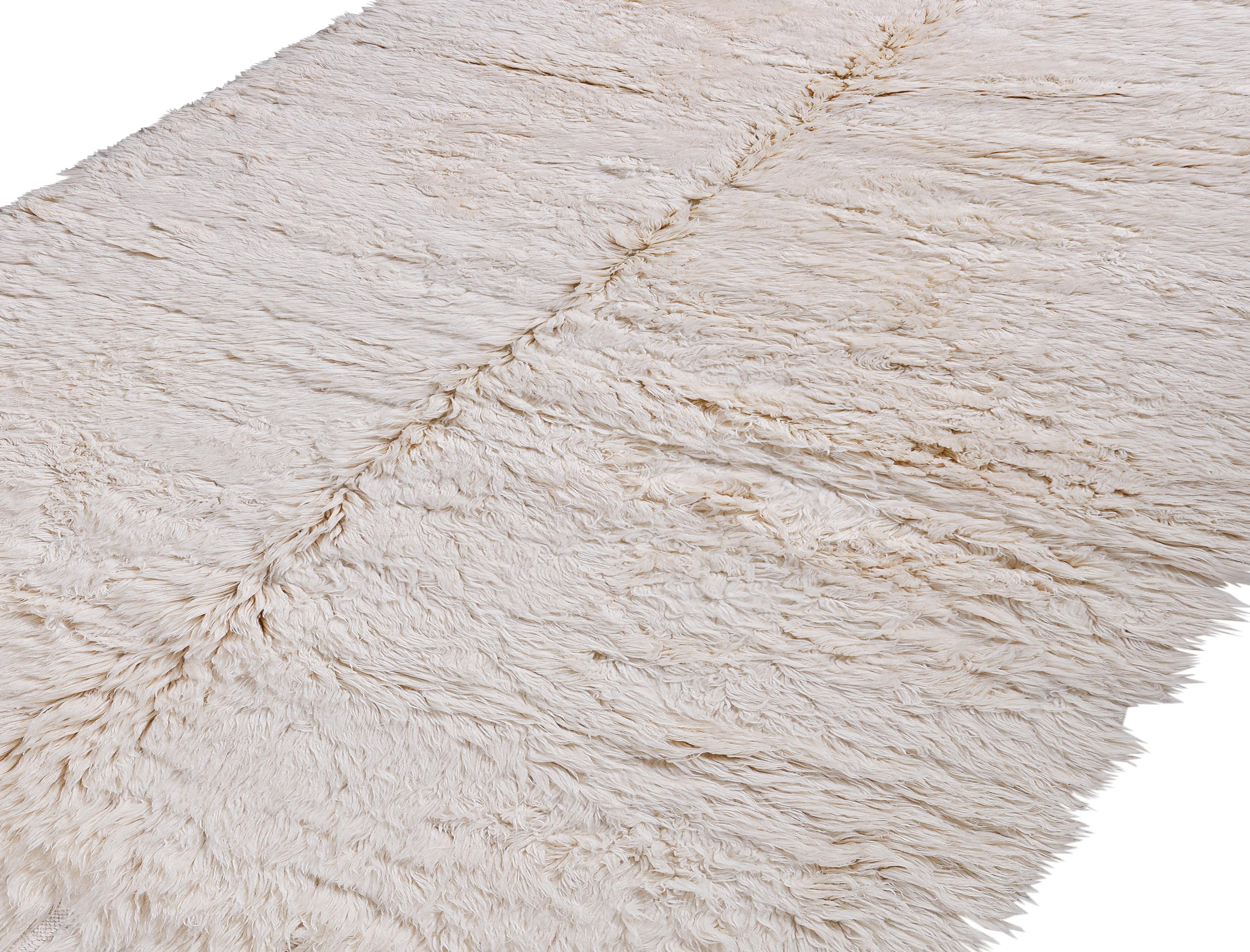 Alfombra Marroquí Moderna Anudada a Mano en Lana Marfil con Textura Shag Moderno orgánico en venta