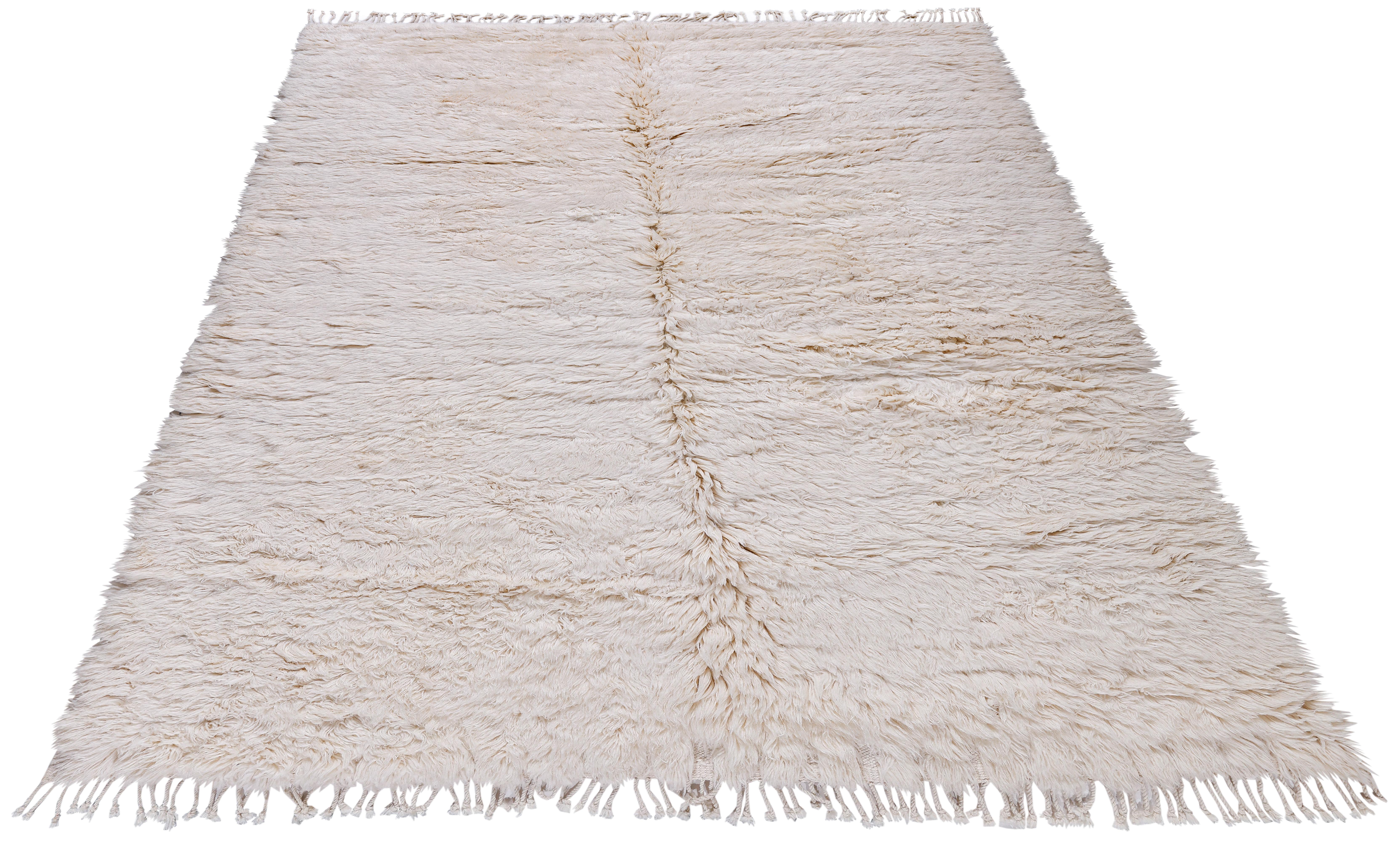 Alfombra Marroquí Moderna Anudada a Mano en Lana Marfil con Textura Shag Siglo XXI y contemporáneo en venta