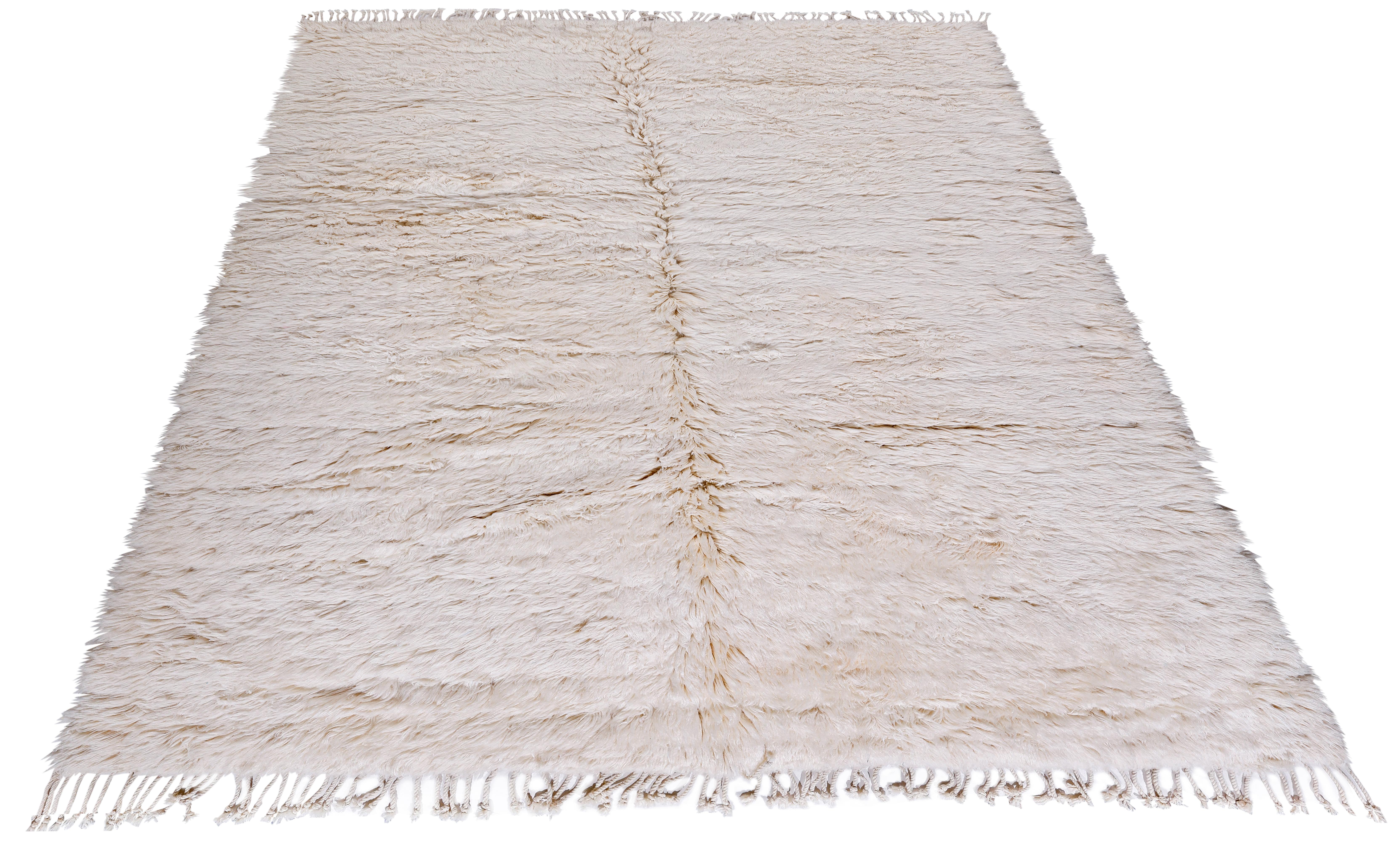 Alfombra Marroquí Moderna Anudada a Mano en Lana Marfil con Textura Shag en venta 1