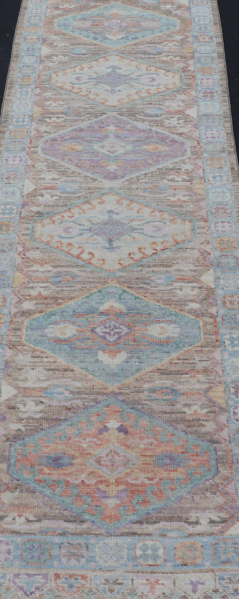 Handgeknüpfter moderner Oushak-Läufer mit geometrischem Medaillon (21. Jahrhundert und zeitgenössisch) im Angebot