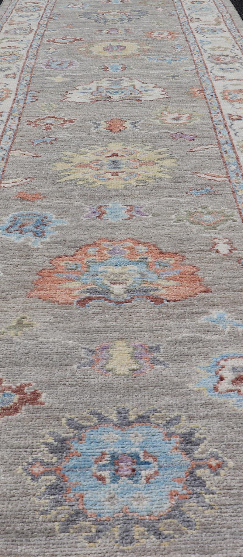 Handgeknüpfter moderner Oushak-Läufer auf hellgrauem Feld mit bunten Motiven (Afghanisch) im Angebot