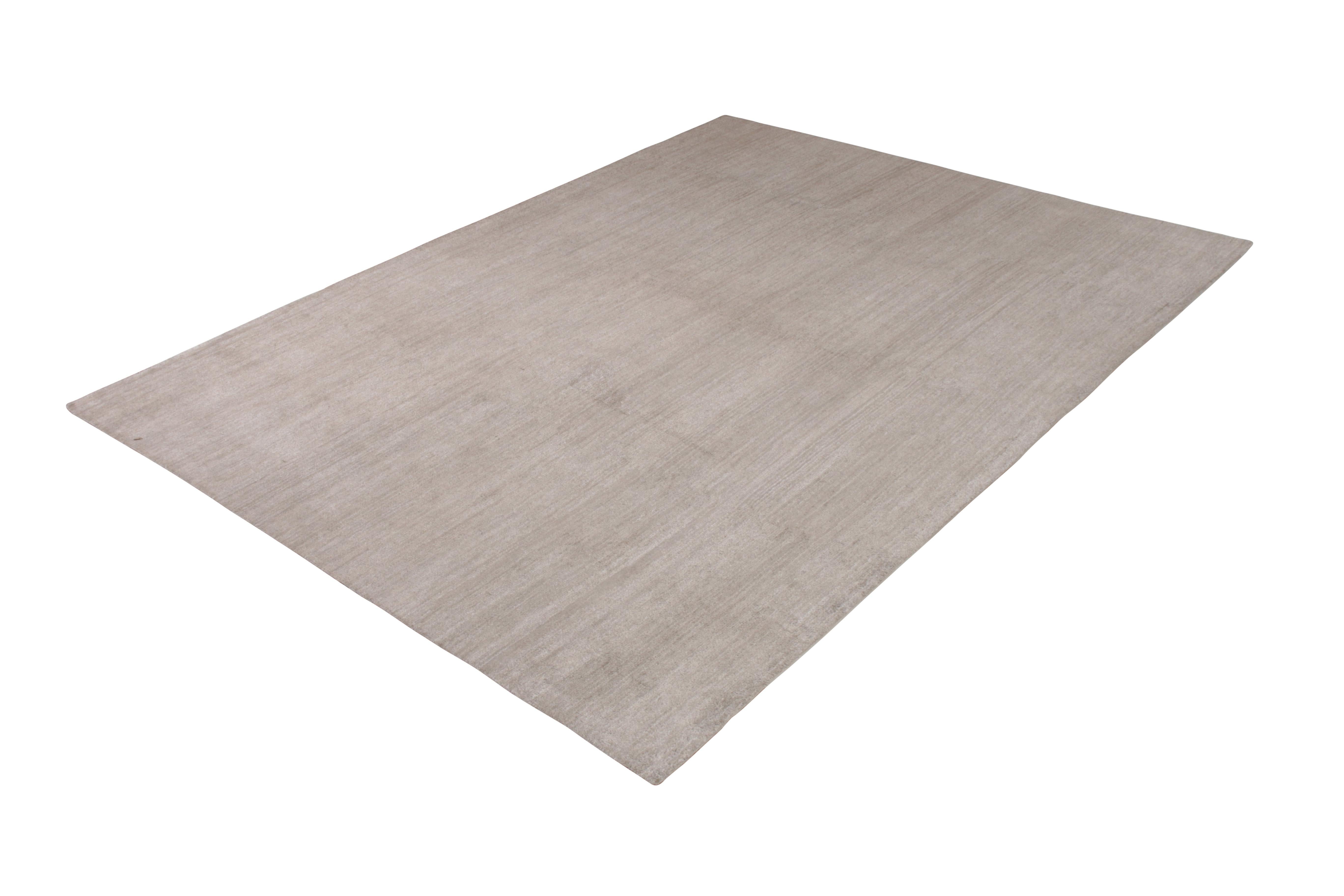 Noué à la main dans un mélange de soie entièrement naturelle et de soie Sari, ce tapis 9 x 12 est un nouvel ajout à la collection Texture of Color de Rug & Kilim, innovant le concept d'un tapis uni avec des distinctions subtiles et modernes comme