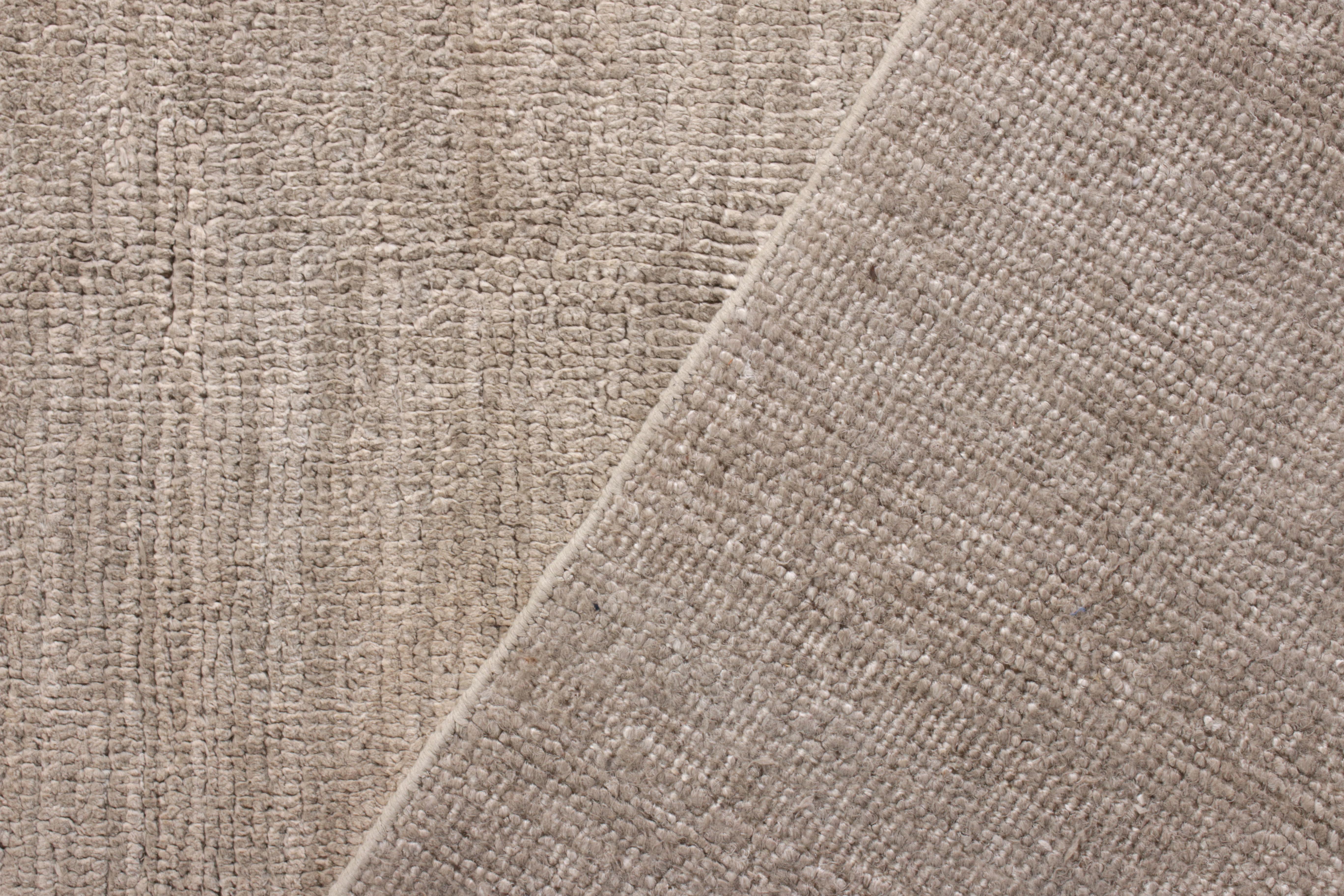 Noué à la main Rug & Kilim's Tapis moderne noué à la main à motif uni beige-gris en vente