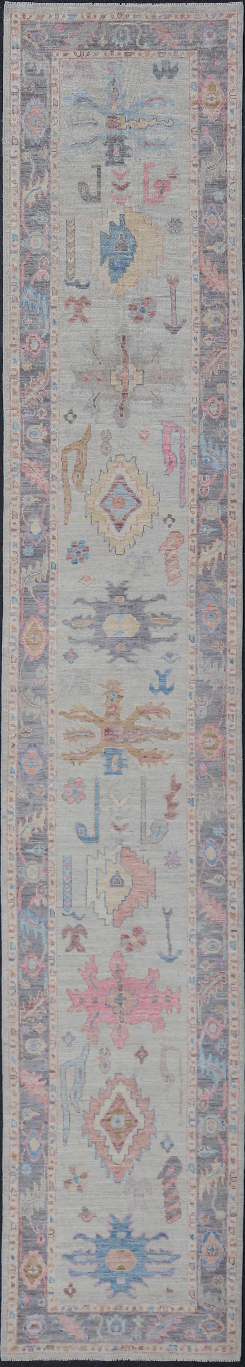 Runner tribale moderno Oushak annodato a mano in lana con motivi colorati in vendita 1