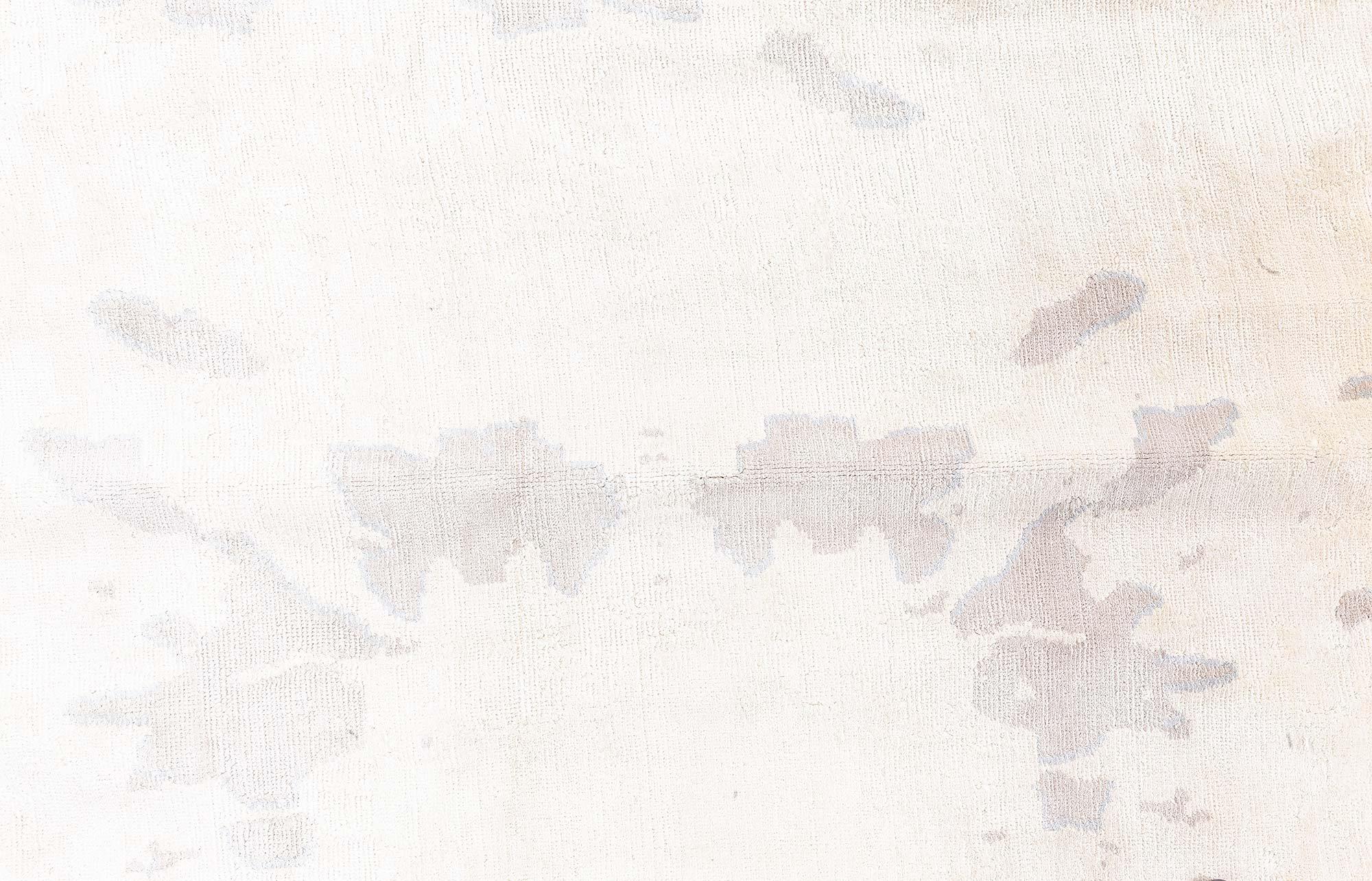 Tapis en laine moderne noué à la main avec un motif abstrait doux par Doris Leslie Blau.
Taille : 134 × 177 cm (4'5