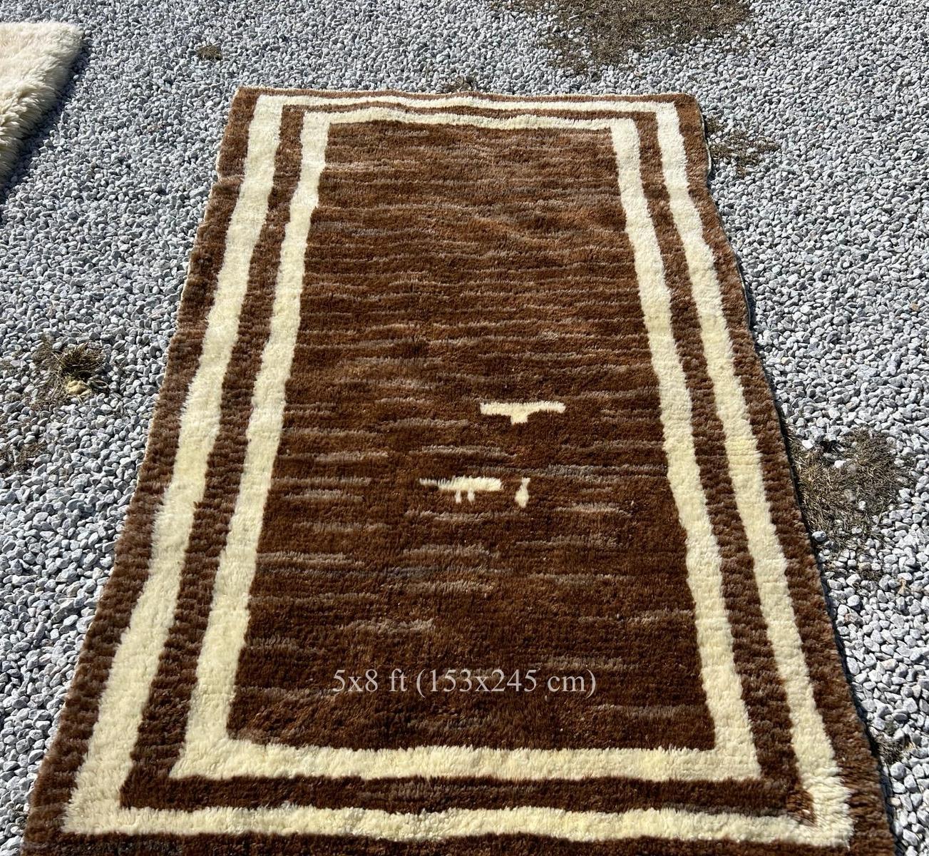 Hand-Knotted Hand-knotted Moroccan Berber Style Tulu Rug Made of Natural Beige and Brown Wool For Sale