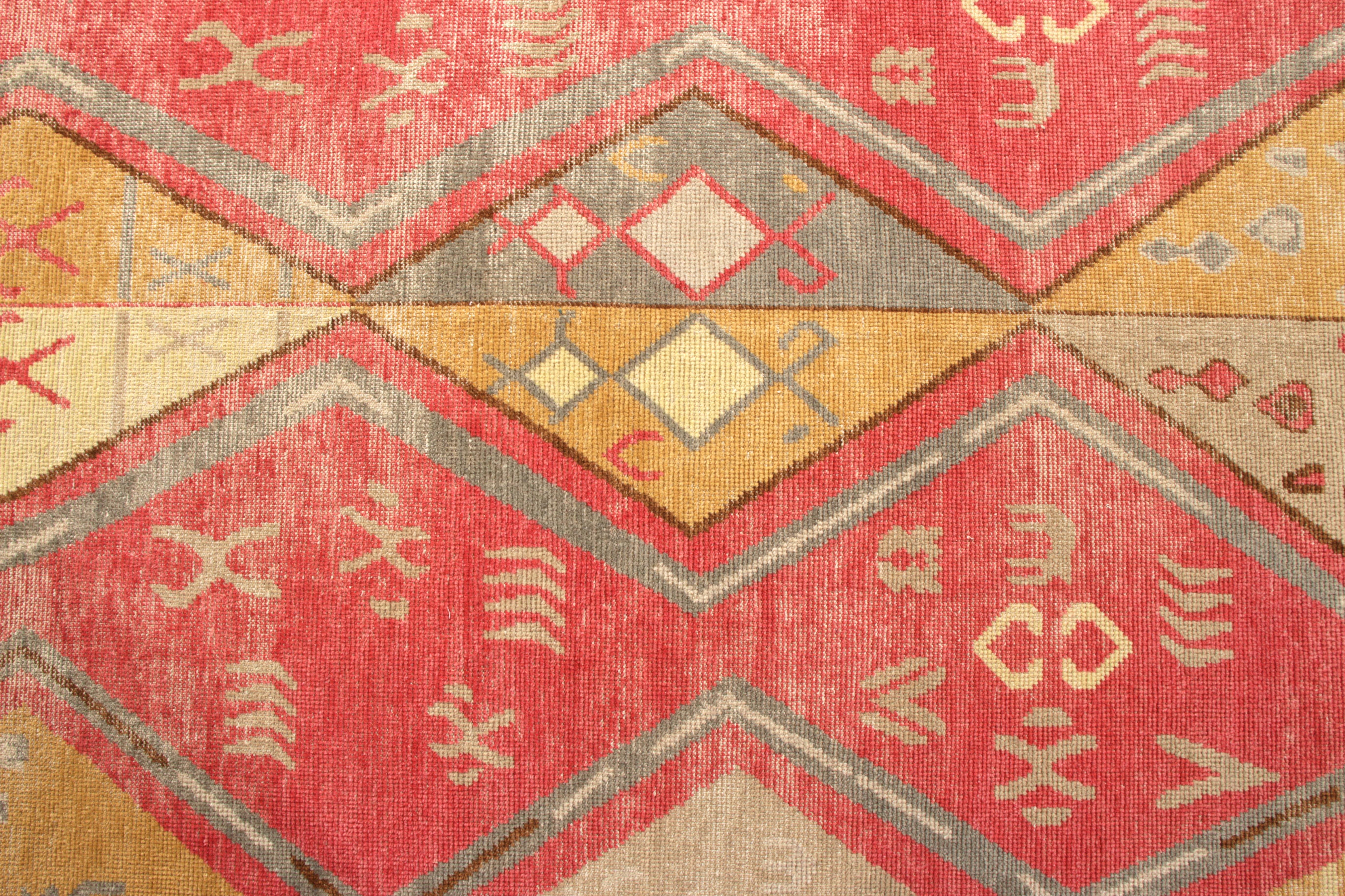 Annodato a mano Rug & Kilim è un tappeto in stile tribale annodato a mano, con motivo a diamante rosso-oro in vendita