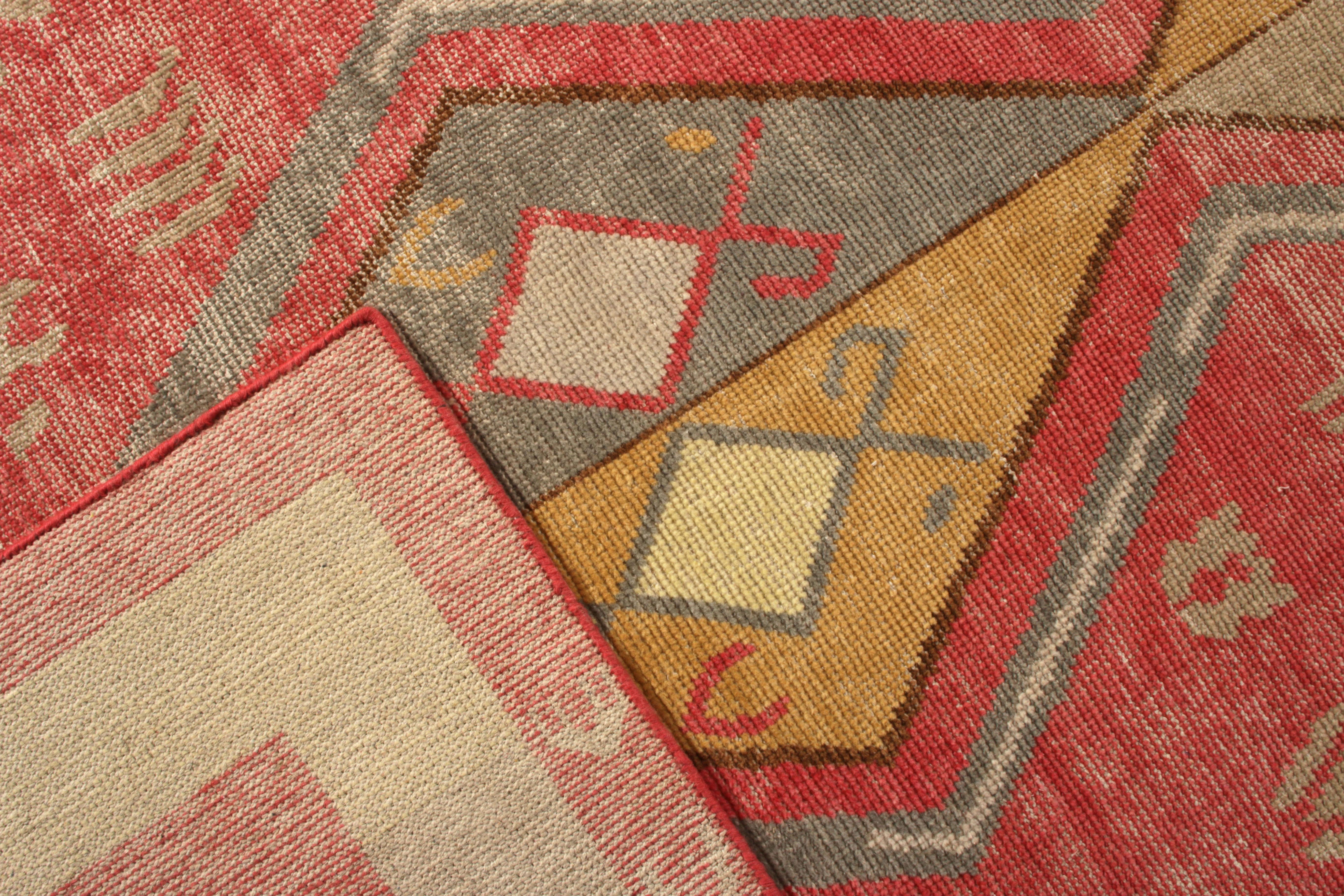 Rug & Kilim è un tappeto in stile tribale annodato a mano, con motivo a diamante rosso-oro In condizioni Nuovo in vendita a Long Island City, NY