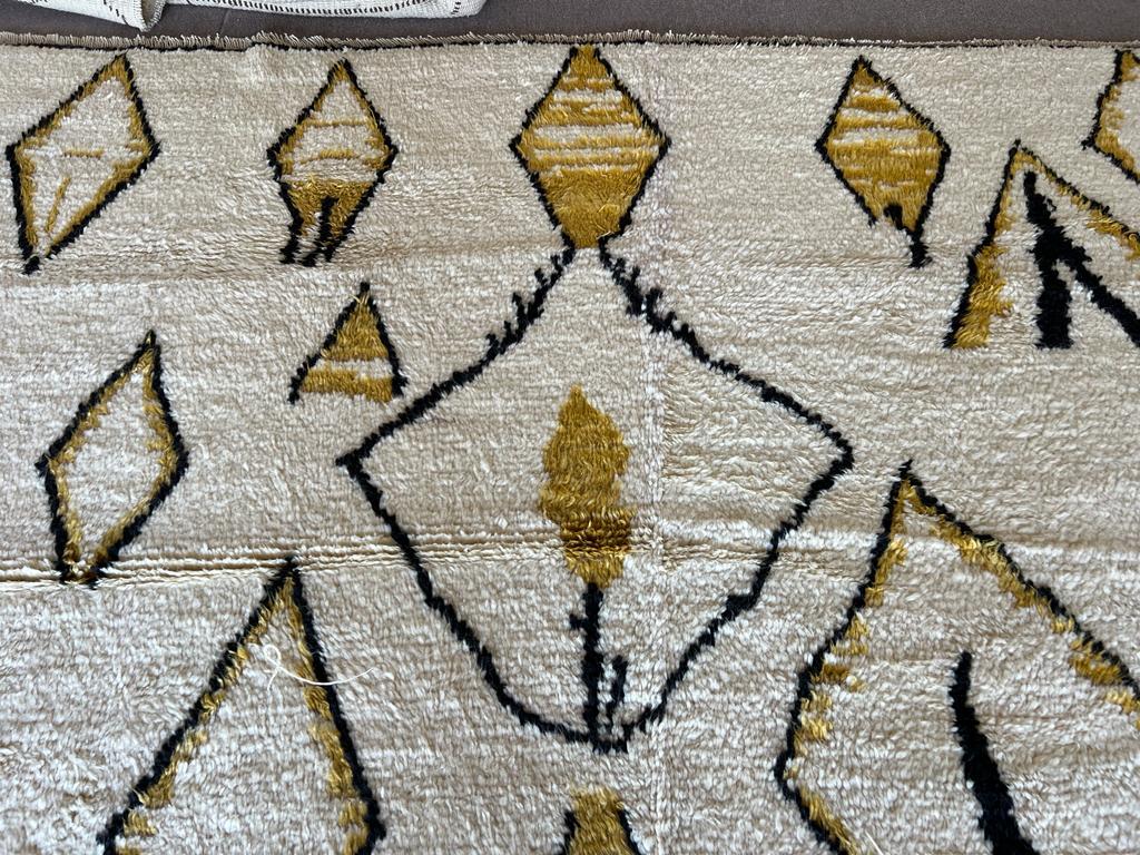 Tapis marocain Tulu noué à la main en ivoire, marron foncé et jaune moutarde. 100 % laine en vente 1