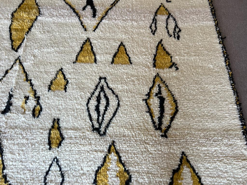 Tapis marocain Tulu noué à la main en ivoire, marron foncé et jaune moutarde. 100 % laine en vente 3