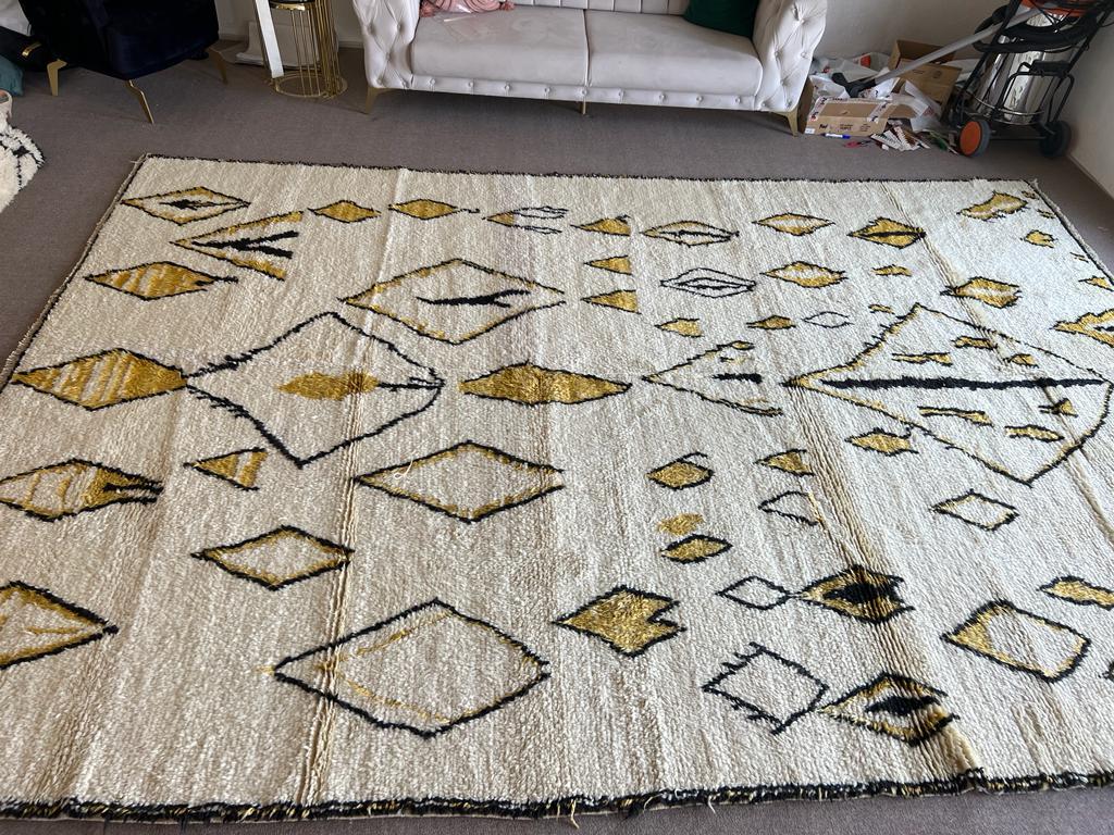 Tapis marocain Tulu noué à la main en ivoire, marron foncé et jaune moutarde. 100 % laine en vente 4