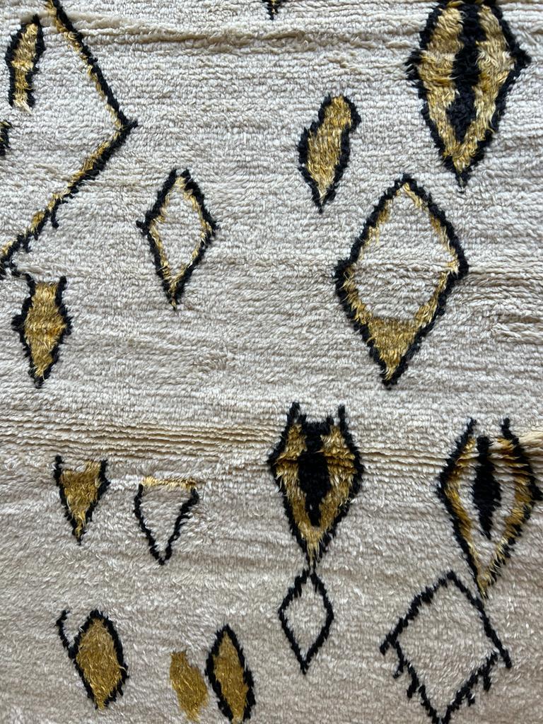 Tapis marocain Tulu noué à la main en ivoire, marron foncé et jaune moutarde. 100 % laine en vente 5