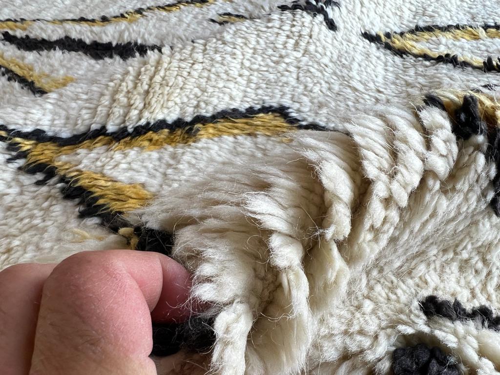 Tapis marocain Tulu noué à la main en ivoire, marron foncé et jaune moutarde. 100 % laine en vente 6