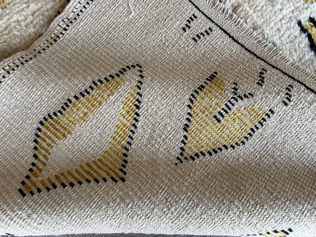 Tapis marocain Tulu noué à la main en ivoire, marron foncé et jaune moutarde. 100 % laine en vente 7