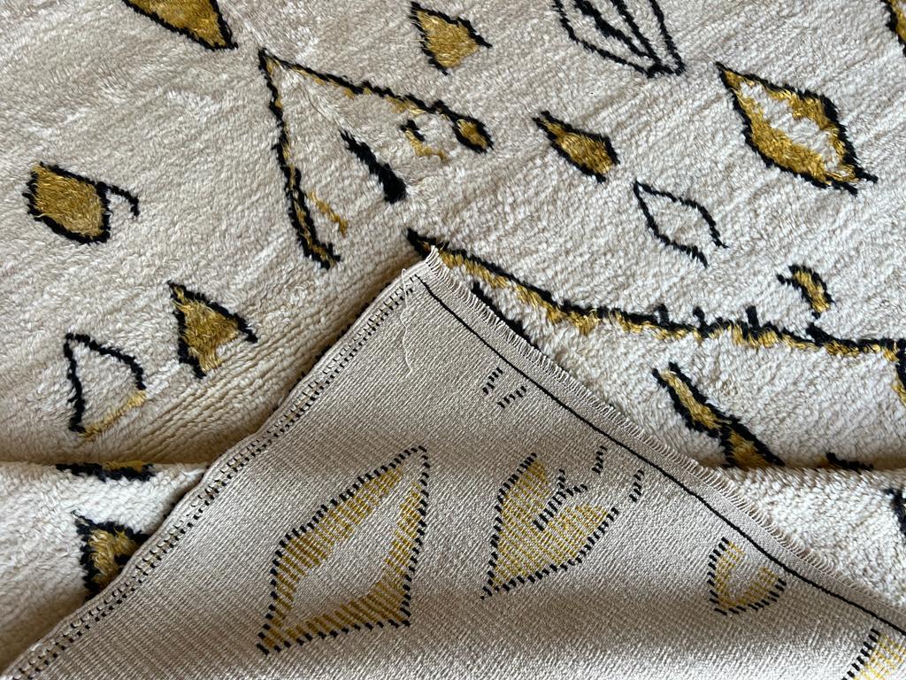 Tapis marocain Tulu noué à la main en ivoire, marron foncé et jaune moutarde. 100 % laine en vente 8