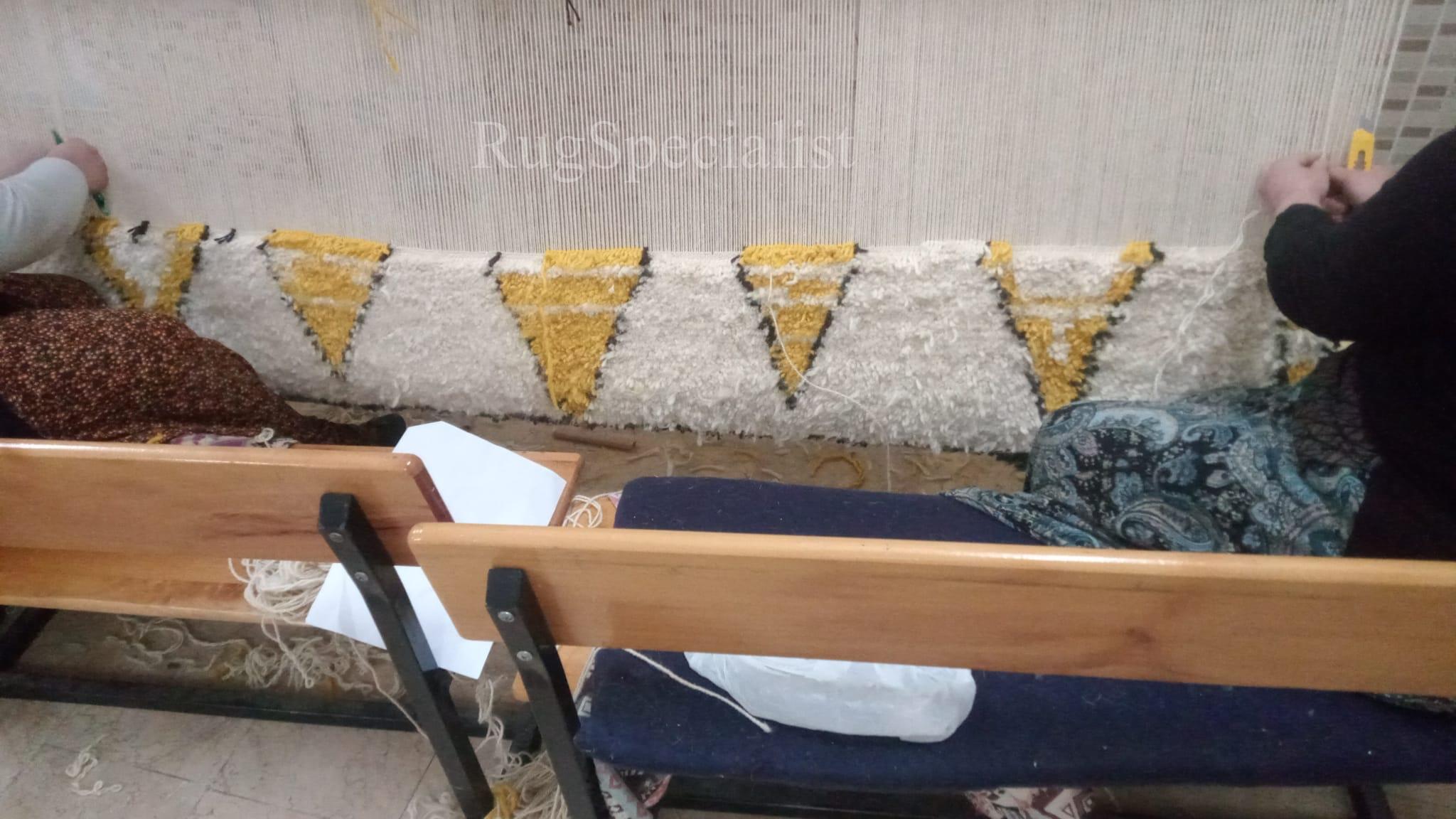 Tapis marocain Tulu noué à la main en ivoire, marron foncé et jaune moutarde. 100 % laine en vente 9