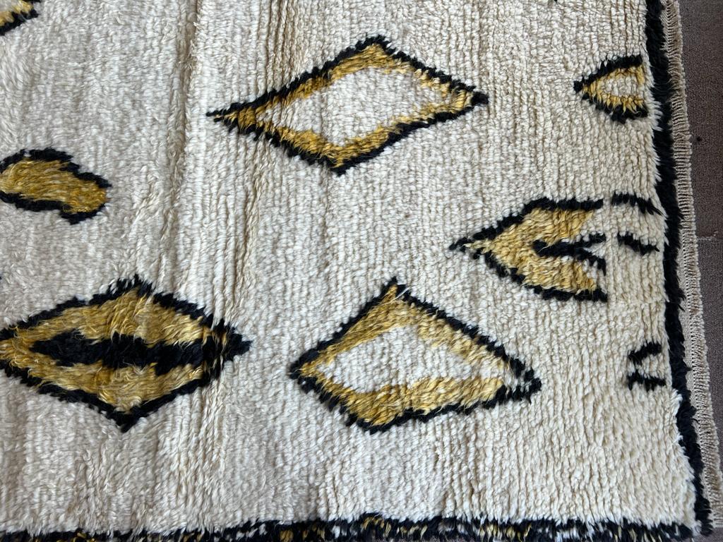 Tapis marocain Tulu noué à la main en ivoire, marron foncé et jaune moutarde. 100 % laine Neuf - En vente à Spring Valley, NY