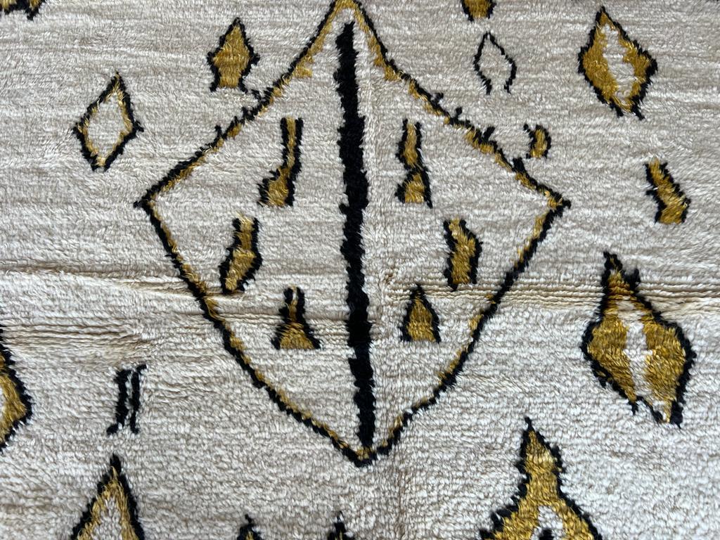 XXIe siècle et contemporain Tapis marocain Tulu noué à la main en ivoire, marron foncé et jaune moutarde. 100 % laine en vente