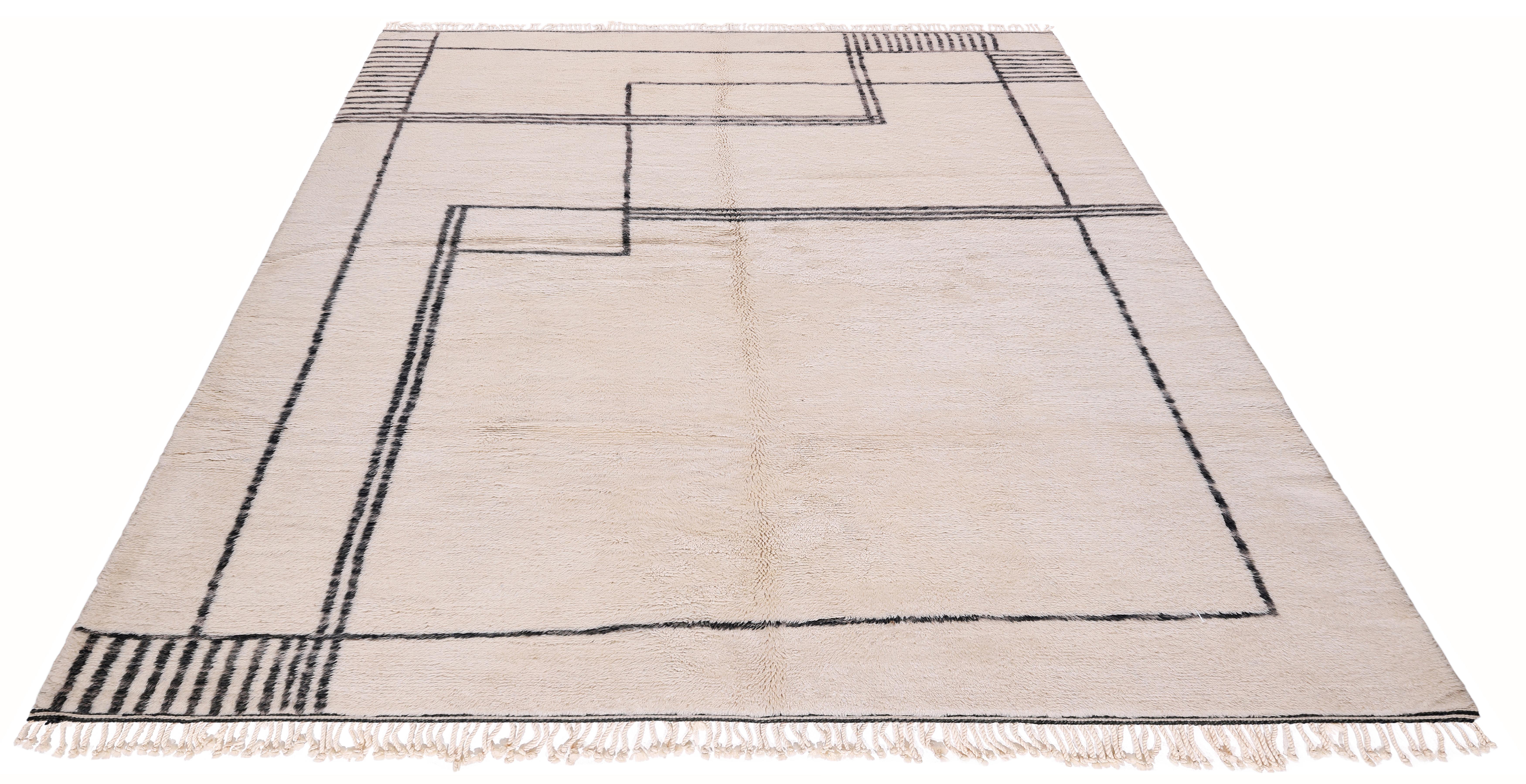 Tappeto in lana marocchina annodato a mano con un moderno design lineare e minimalista In condizioni Nuovo in vendita a New York, NY