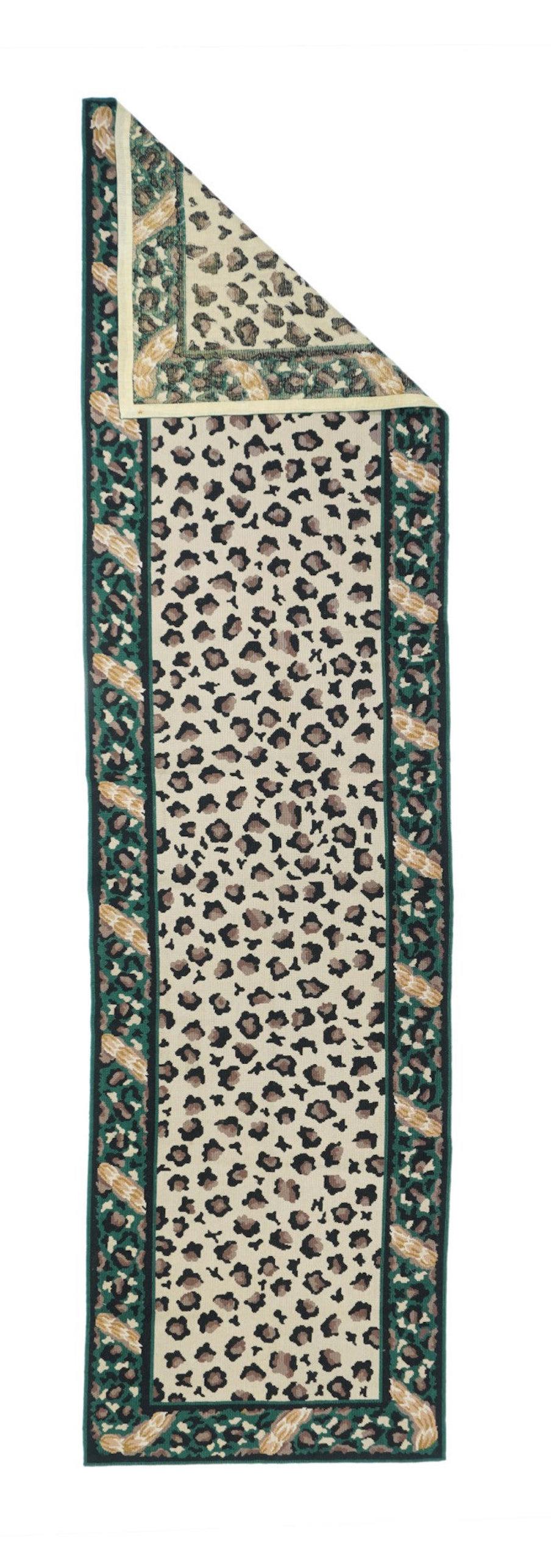 Tappeto in lana a punta d'ago annodato a mano 2'6'' x 9'11''. Di solito sono inglesi o francesi, spesso con disegni ripetuti allover eseguiti con punti incrociati di lana. I tappeti più grandi sono produzioni di laboratorio, quelli più piccoli hanno