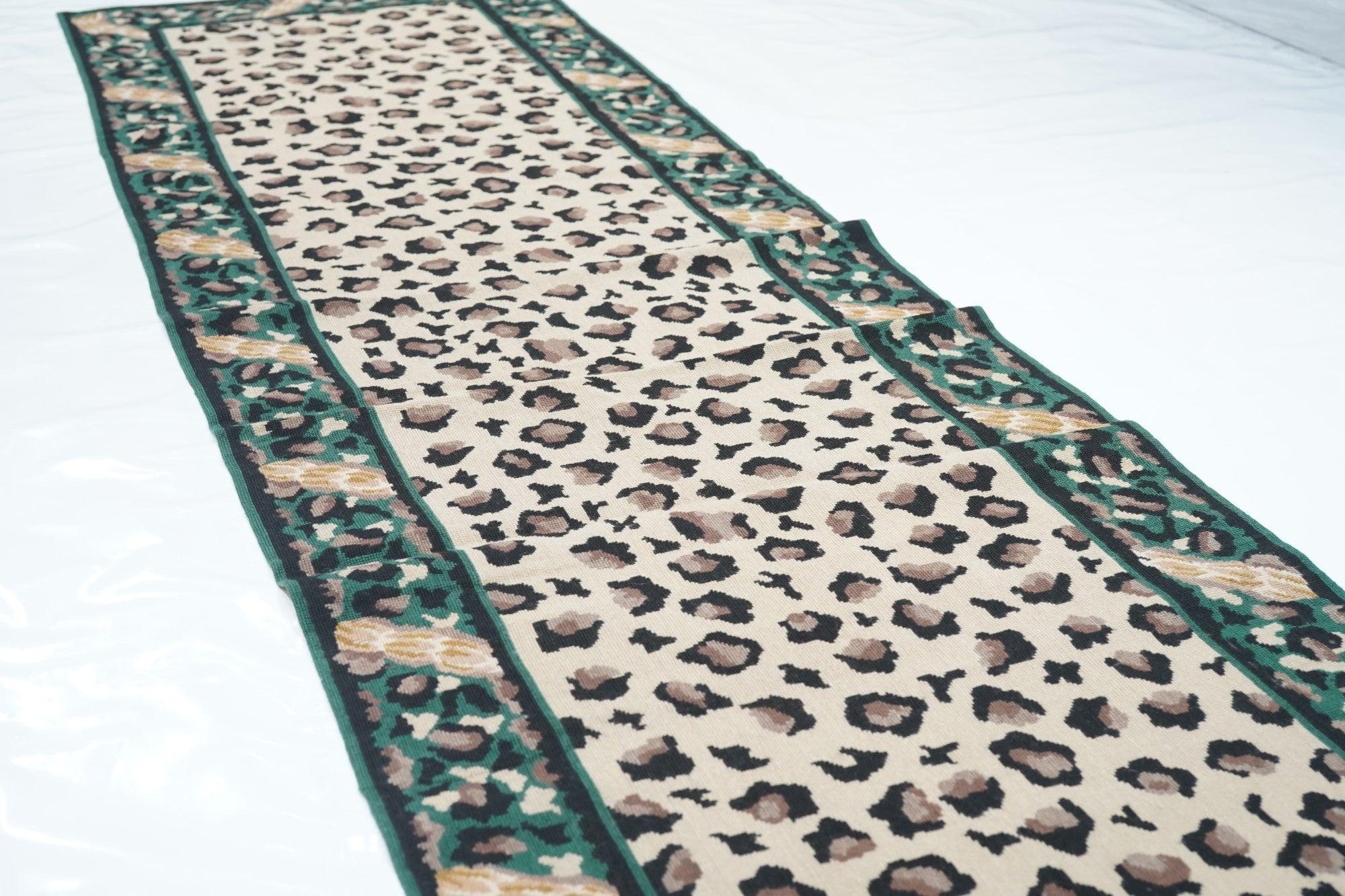 Tappeto in lana a punta d'ago annodato a mano 2'6'' x 9'11'' In condizioni Nuovo in vendita a New York, NY