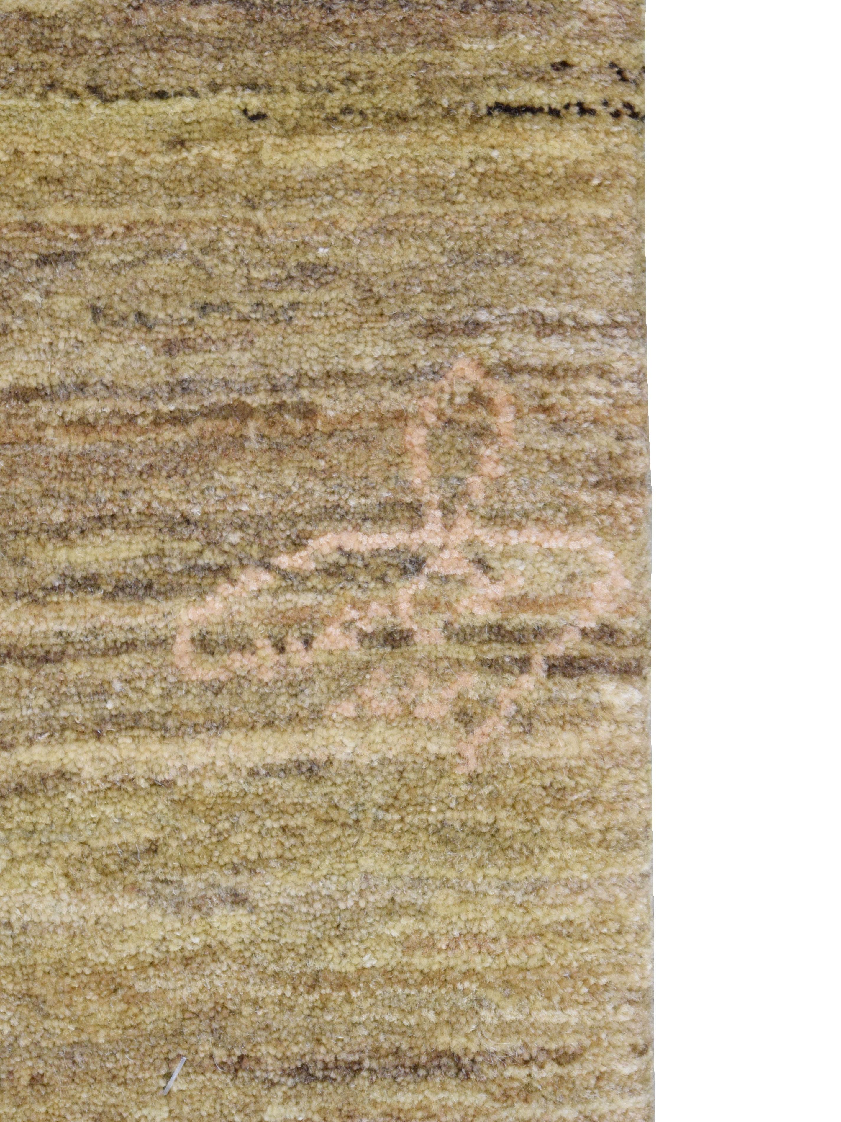 Dieser handgeknüpfte, neutrale, minimalistische Teppich aus persischer Wolle in Beige und Sand mit den Maßen 8' x 10' verkörpert raffinierte Schlichtheit und zeitlose Handwerkskunst. Sorgfältig mit traditionellen persischen Techniken gewebt, bilden