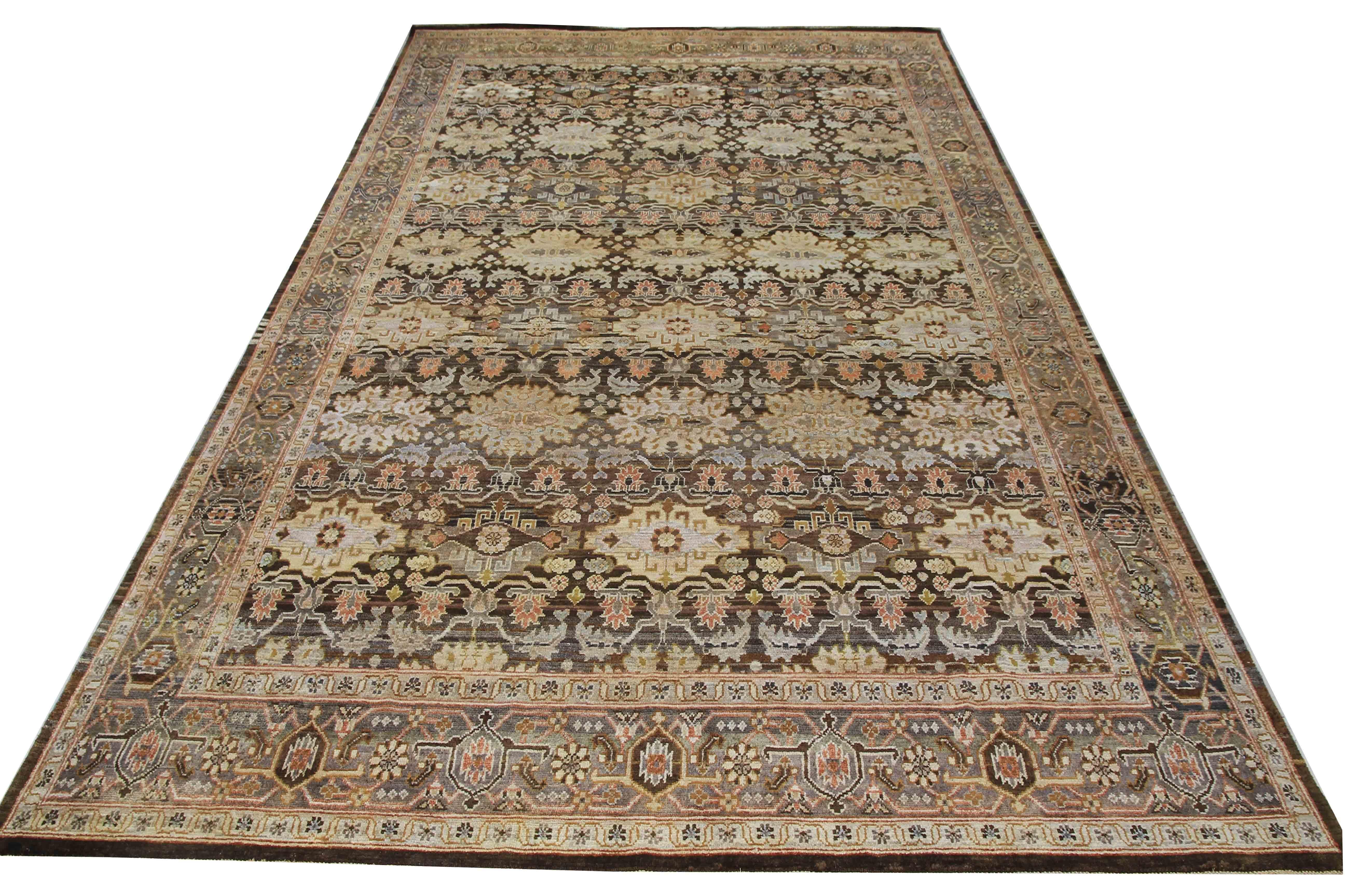 Dieser in Jaipur, Indien, handgeknüpfte antike Teppich mit pflanzlicher Färbung ist ein Meisterwerk der Webkunst. Mit den Maßen 8'8'' x 12'9'' bietet dieser Teppich ein ausgeklügeltes Geflecht aus verschiedenen Motiven in Schwarz- und