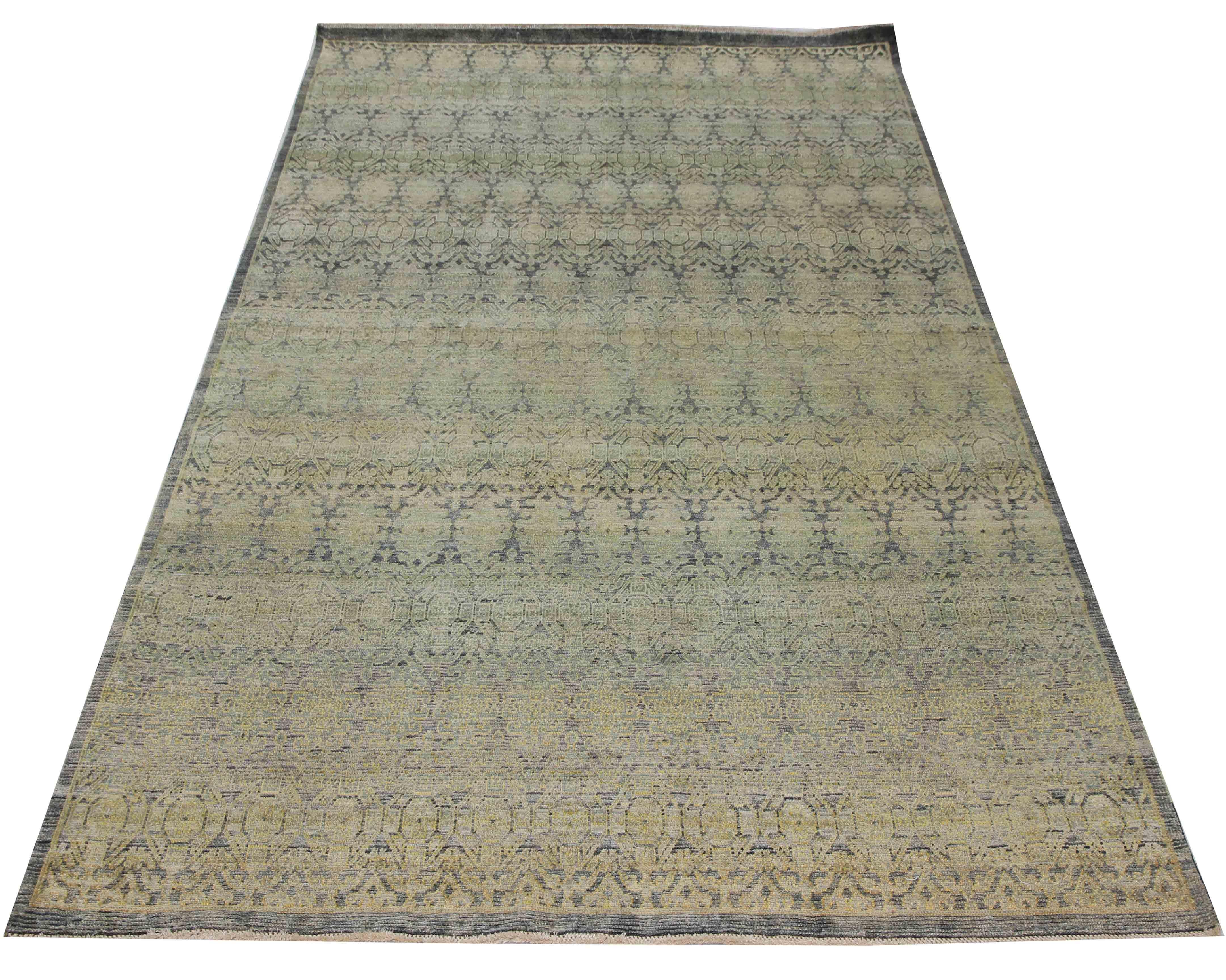 Ce tapis est fabriqué à partir de laine recyclée provenant de régions reculées de l'Inde. Fabriquée à partir de fibres de laine recyclées, cette pièce a été réalisée selon des procédés biologiques à chaque étape de la production textile. Le design