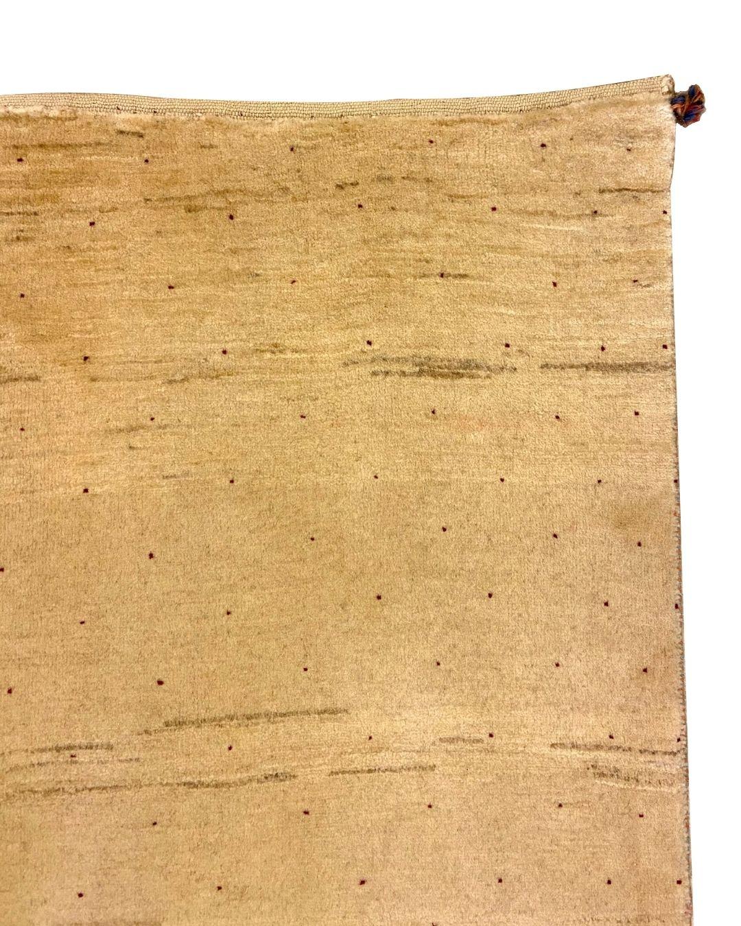 Dieser handgeknüpfte moderne cremefarbene Perserteppich aus organischer Wolle mit minimalistischem Design in den Maßen 3' x 5' zeigt die Schönheit von Einfachheit und Natur. Die schlichte Eleganz des Teppichs entsteht durch die Verwendung von