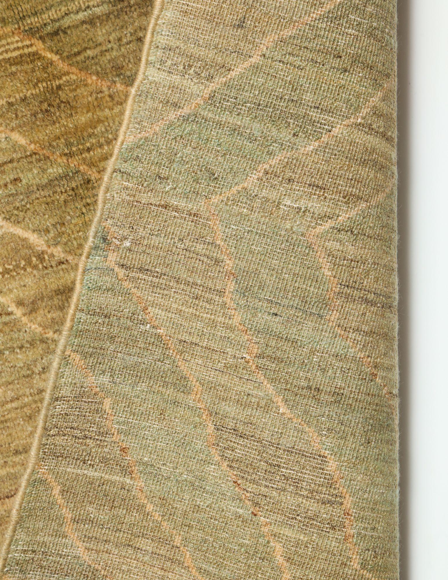 Laine Hand-Knotted Organic Modern Persian Carpet in Soft Olive and Taupe, 5' x 7' en vente