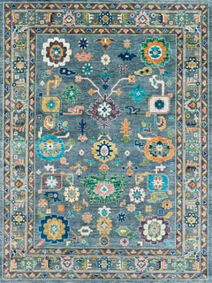 Tapis en laine « Oushak Revival » noué à la main, gris clair, avec des motifs floraux multicolores
