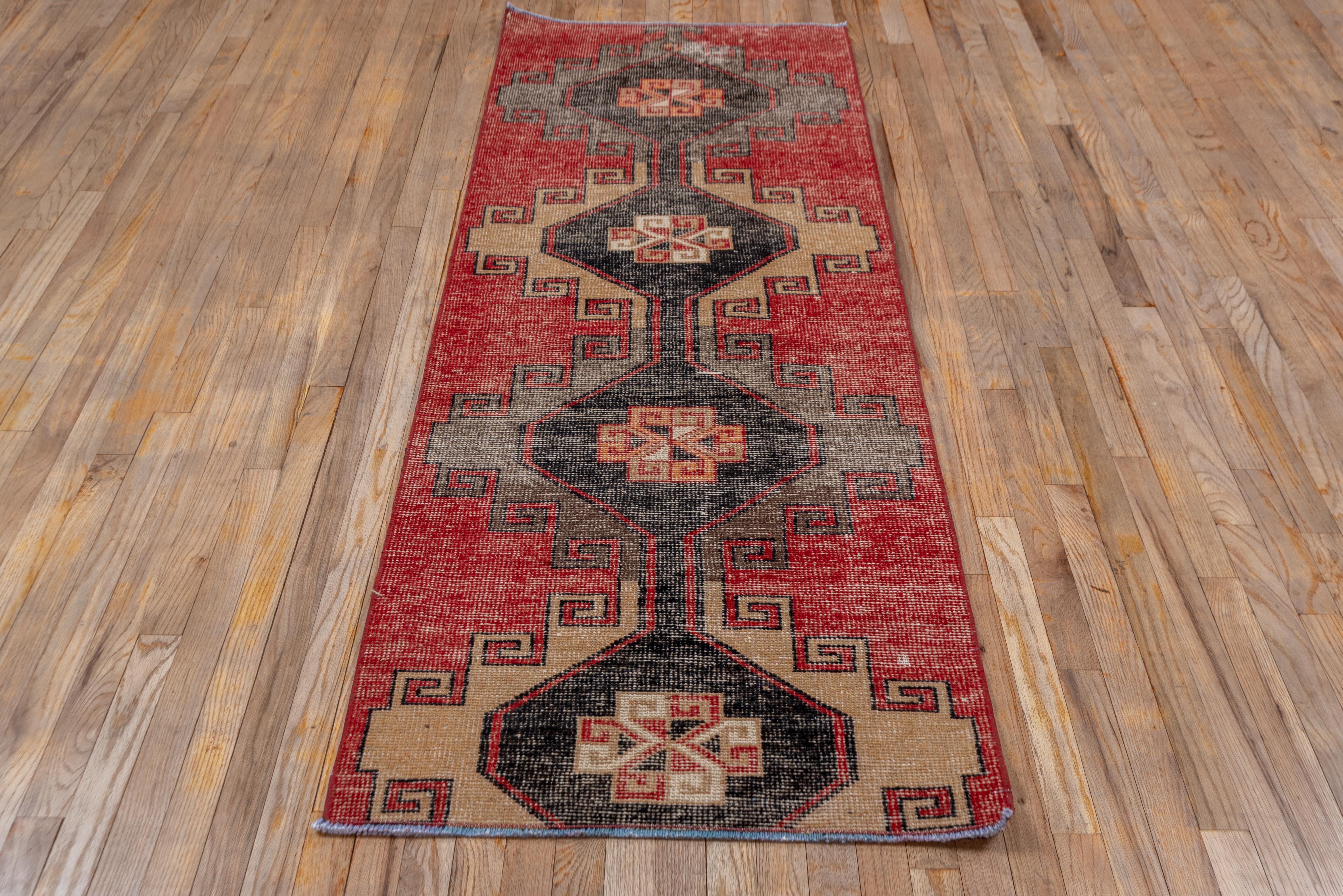 Handgeknüpfter Oushak-Läufer - Geometrische Medaillons in Brandrot und Holzkohle im Angebot 1