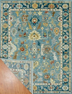 Tapis en laine de style Oushak, noué à la main, dans des tons de bleu clair et bleu foncé, avec des motifs floraux