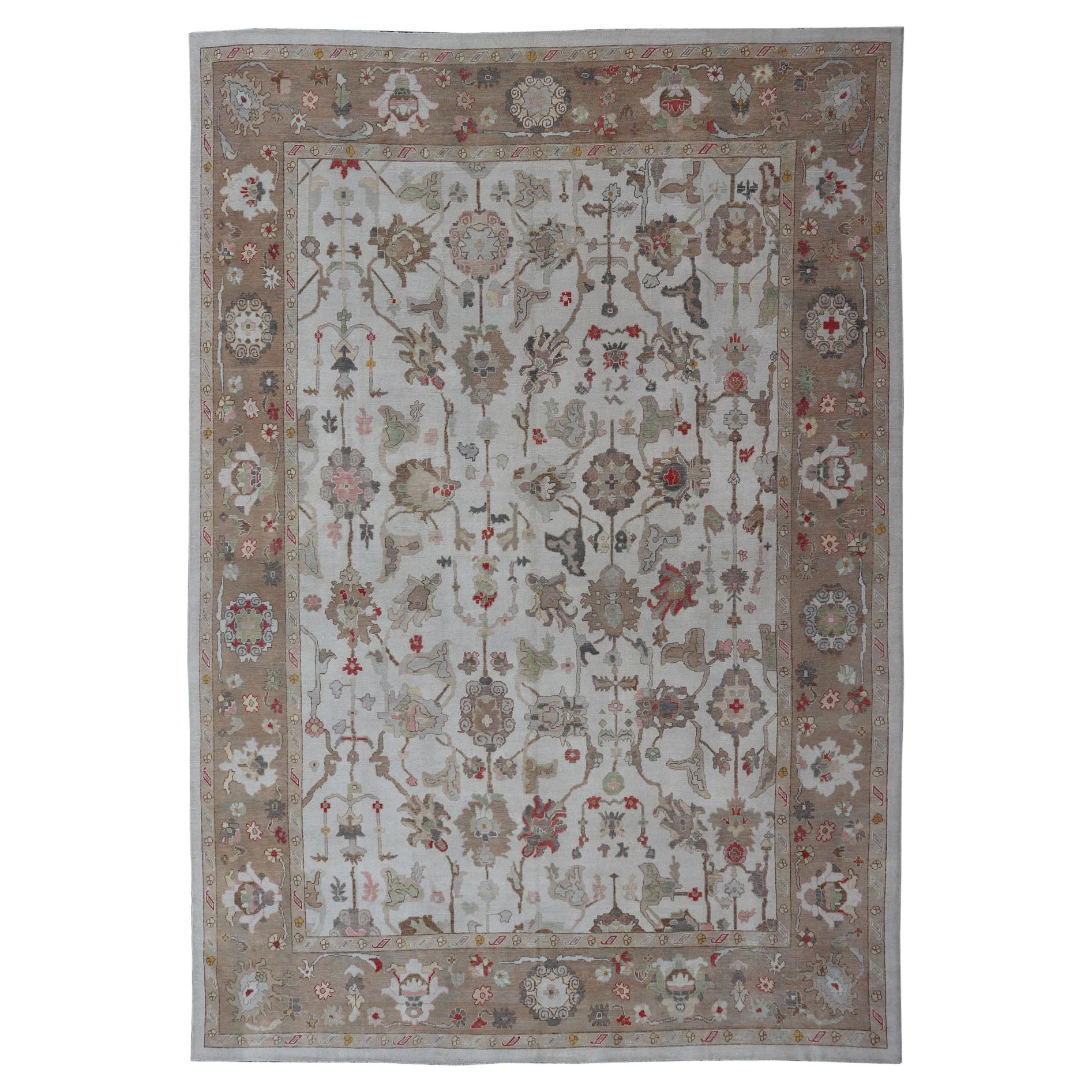 Tapis turc Oushak noué à la main avec un motif sous-géométrique à grande échelle en vente