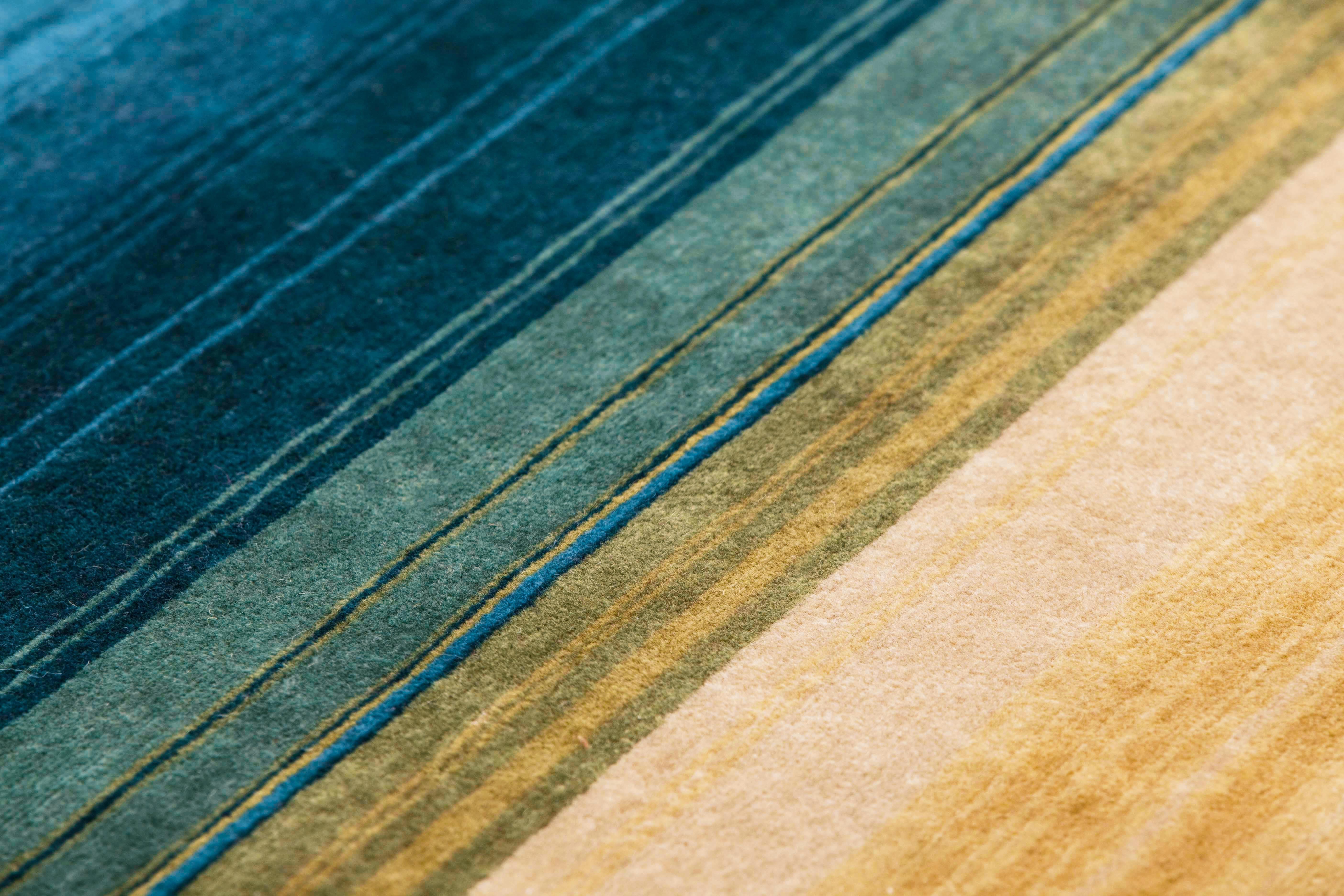 Knot by knot, all of them made by hand. In other words: hand-knotted. The most classic, perfect rug manufacturing technique. Tiedye threads, knotted by hand, tribal and authentic... Sometimes the best thing to do with a technique is to leave it as