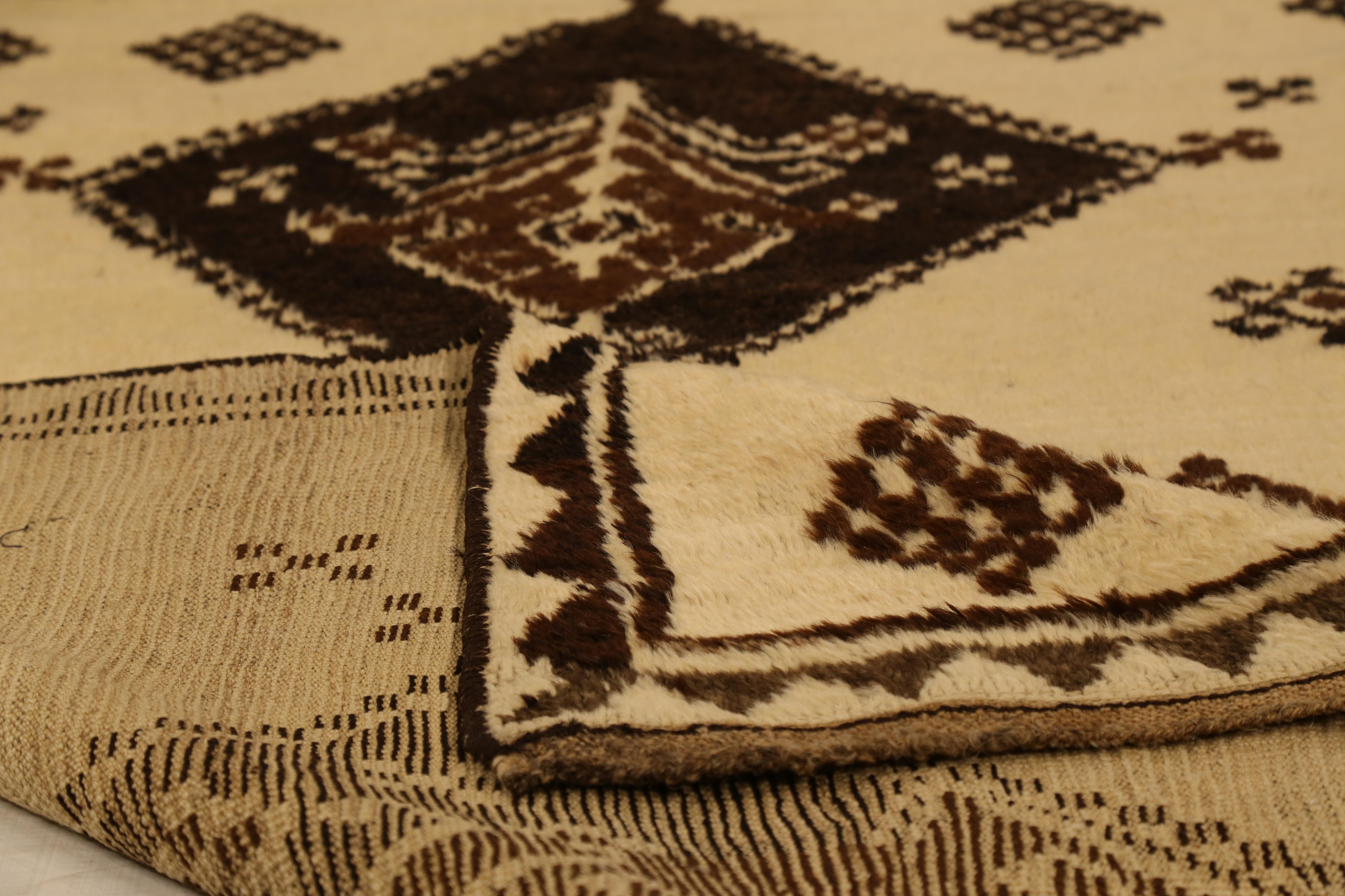 Hand Knotted Persian Accent Rug Gabbeh Design In Excellent Condition For Sale In Dallas, TX