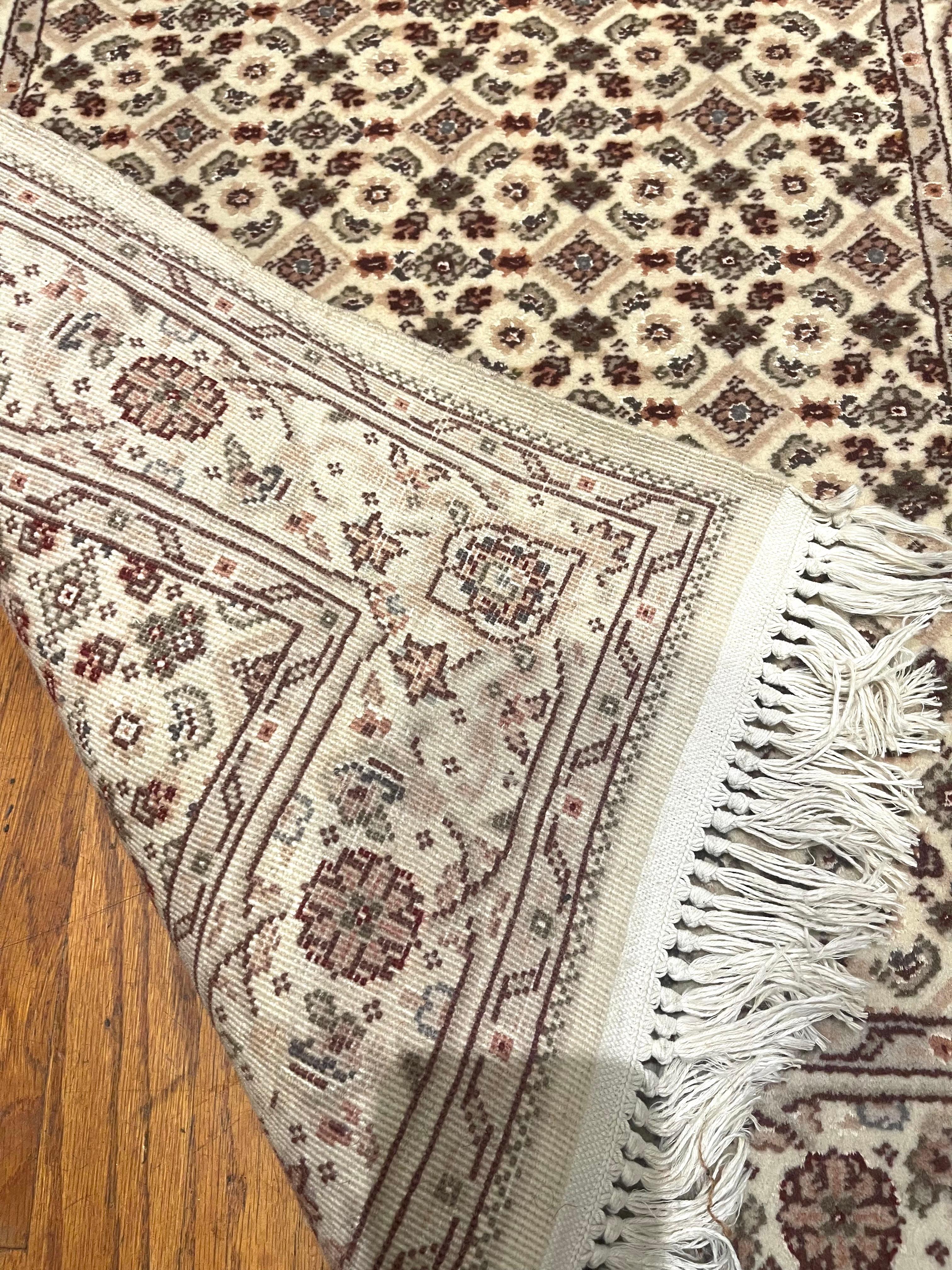 Ce magnifique tapis chinois noué à la main est composé d'un velours de laine sur une base de coton durable. La couleur de base et la bordure du tapis sont toutes deux d'un crème intemporel, ce qui ajoute une touche d'élégance et de polyvalence à son