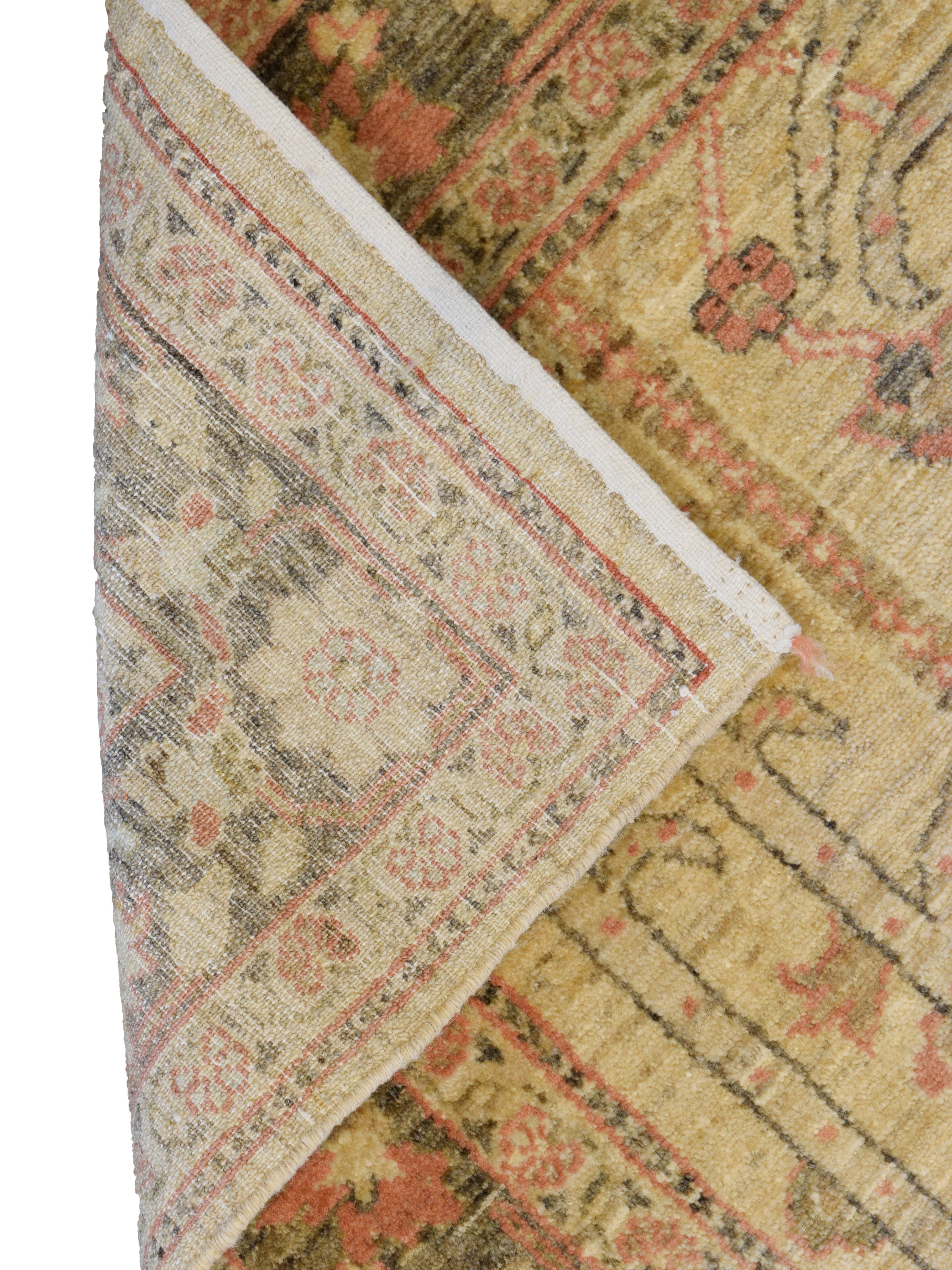 Dieser handgeknüpfte florale Perserteppich mit klassischem Khorasan-Muster in den Maßen 4' x 6' besitzt subtile Braun-, Orange-, Grün- und Cremetöne. Die handgesponnene und organisch gefärbte Wolle, eine raffinierte Anspielung auf das persische