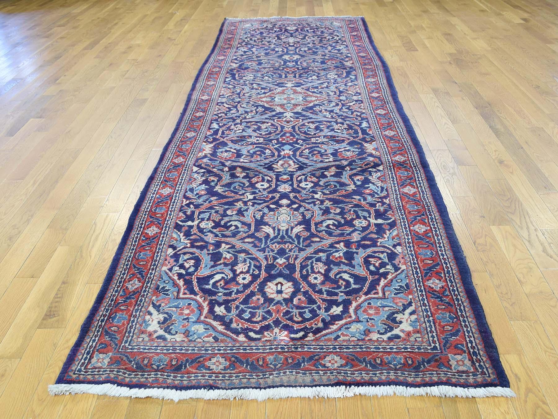 Dieser fabelhafte, handgeknüpfte Teppich wurde für zusätzliche Festigkeit und Haltbarkeit entworfen und hergestellt. Dieser Teppich wurde in wochenlanger Handarbeit nach der traditionellen Methode der Teppichherstellung gefertigt. Dies ist wirklich